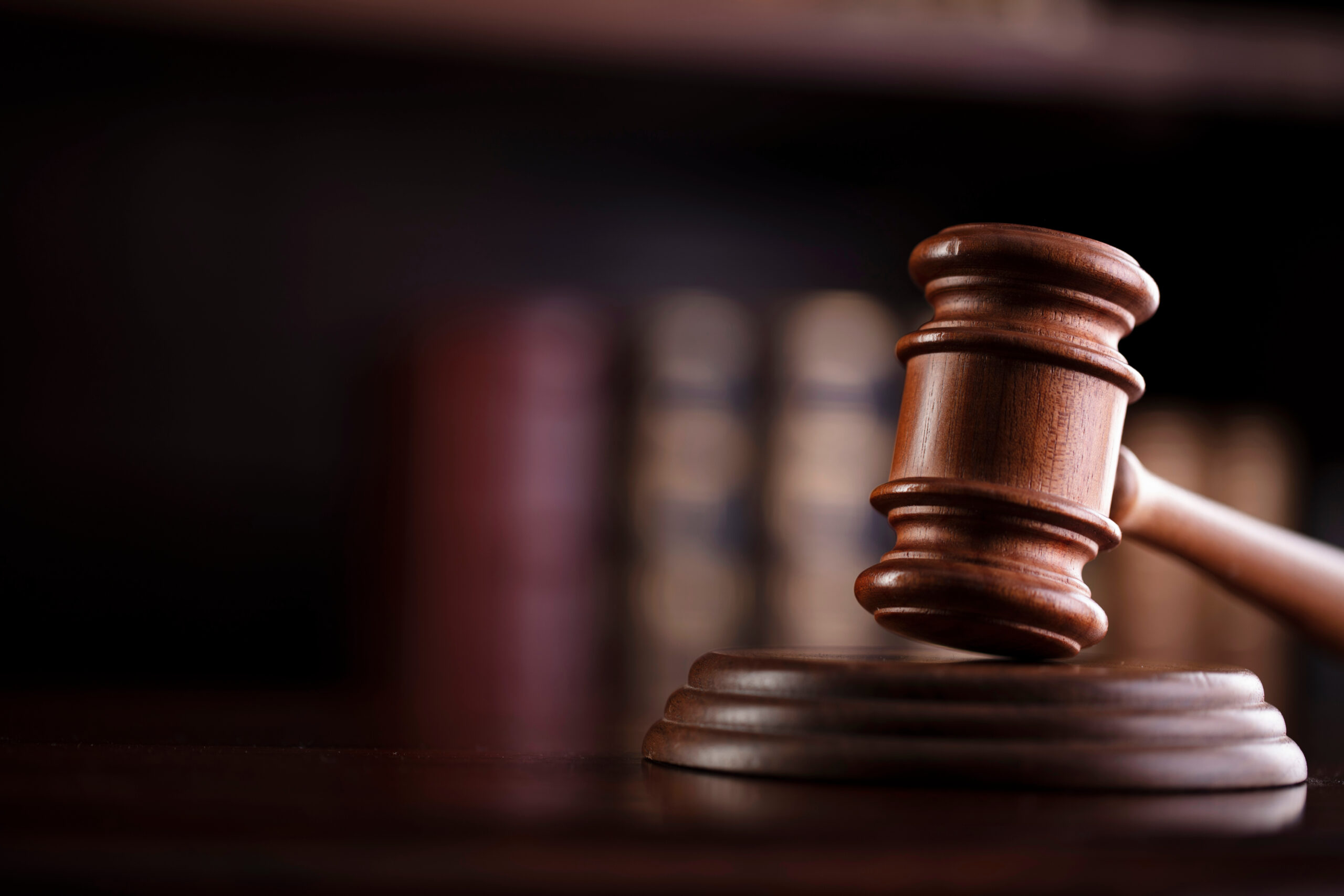 sudstvo pravda sudijski čekić  1699988801-shutterstock_1917623648-scaled.jpg