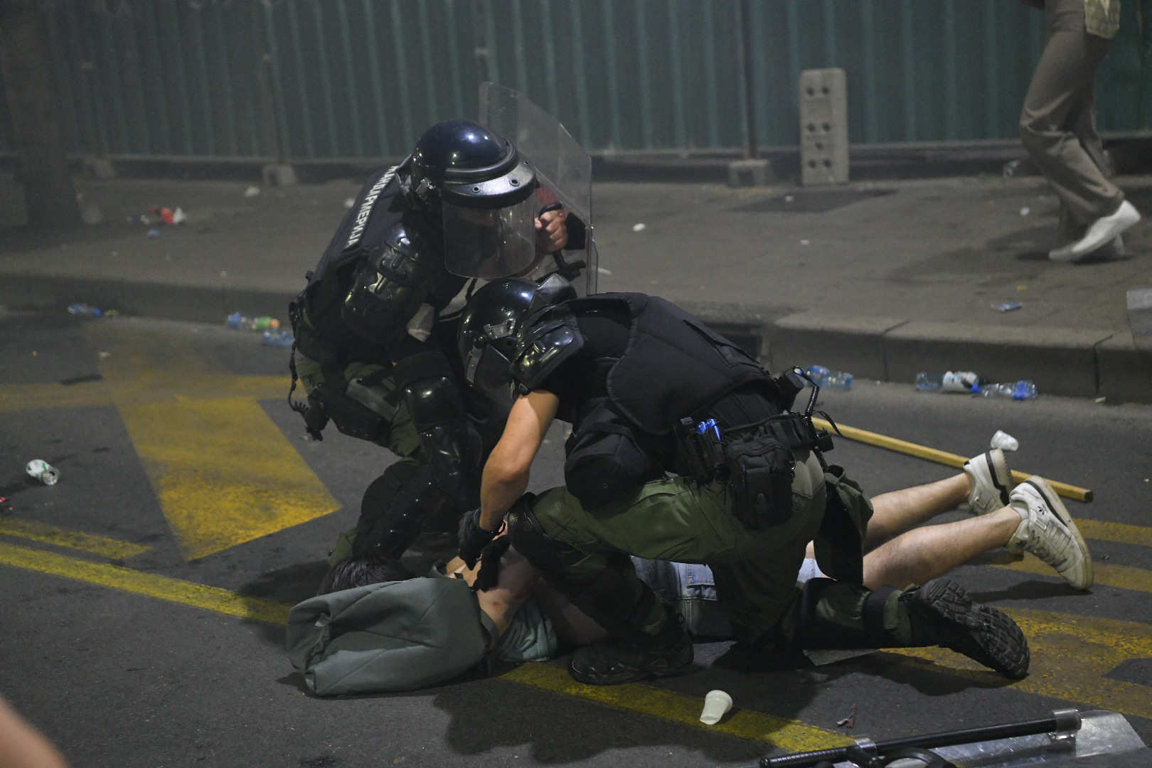 Beograd 28.06.2025. Privođenje, hapšenje. Policija u kralja Milana, kod Londona, građani i policija. Protest Vidimo se na Vidovdan, veliki studentski protest  Foto: Amir Hamzagić/Nova.rs