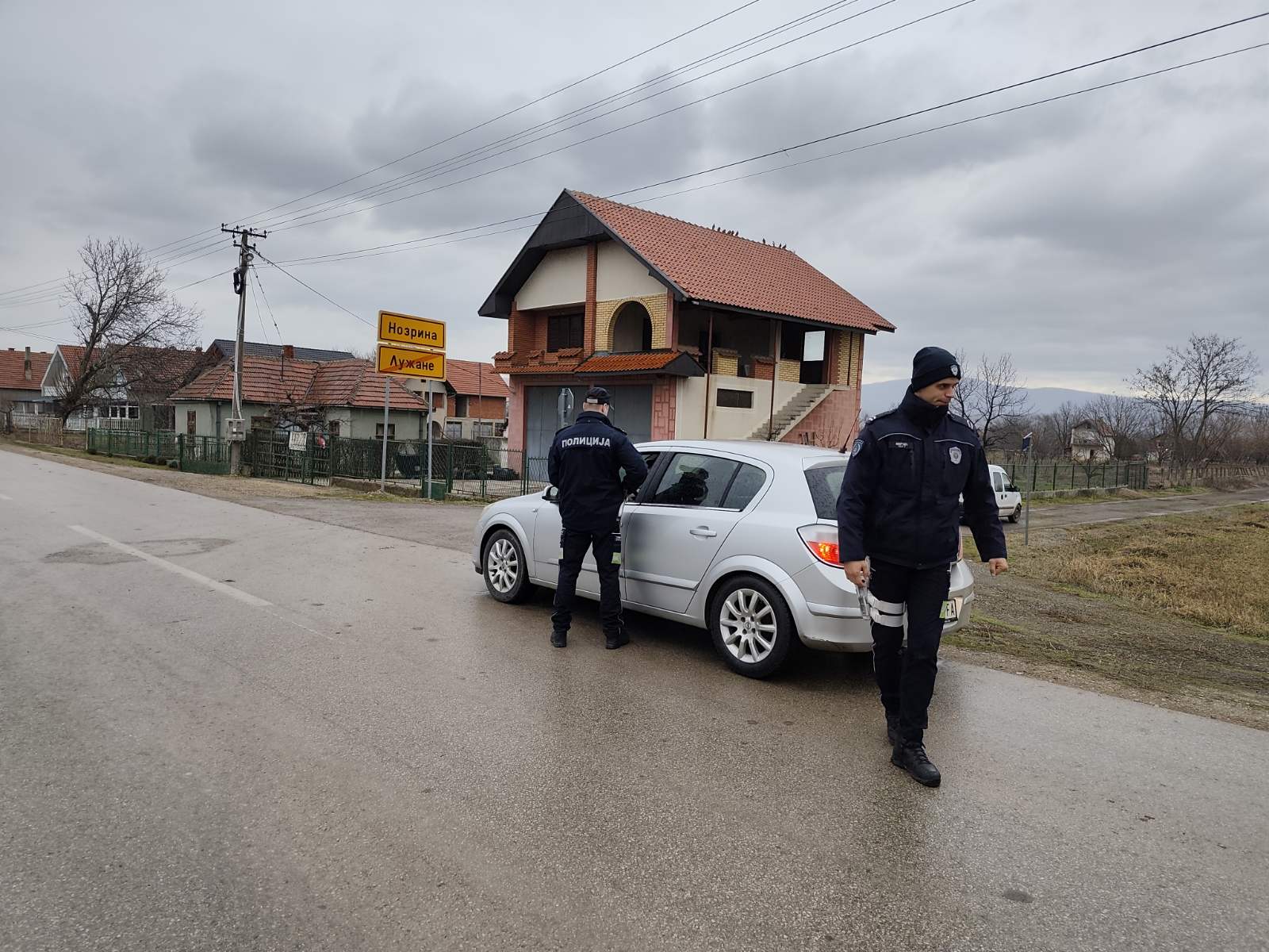 Policija blokirala stari put Niš-Aleksinac, radi se uviđaj. ubistvo žena niš Aleksandra Šarković