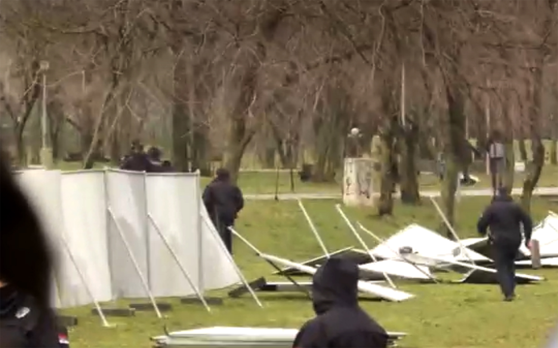Jurnjava policije i građana po parku Ušće na protestu protiv izgradnje akvarijuma (1).jpg
