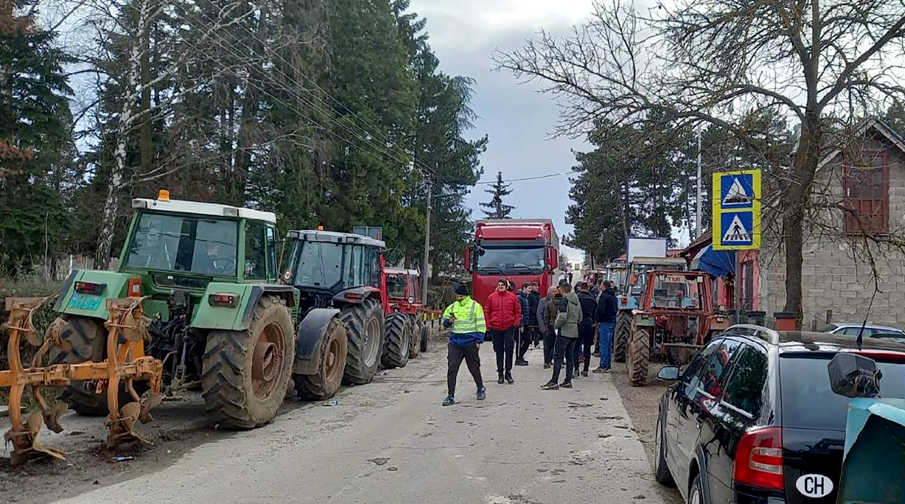 poljoprivrednici Blokada puta Kragujevac - Gornji Milanovac nastavljena je u mestu Bare  (3).jpeg