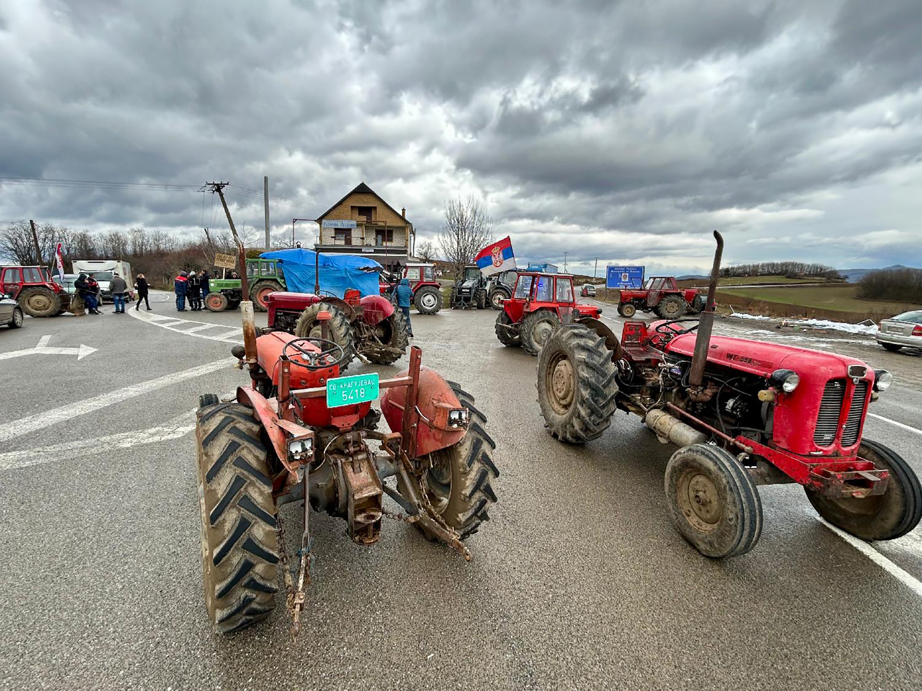 Protest poljoprivrednika poljoprivrednici blokirali put u Gornjoj Sabanti (2).jpg