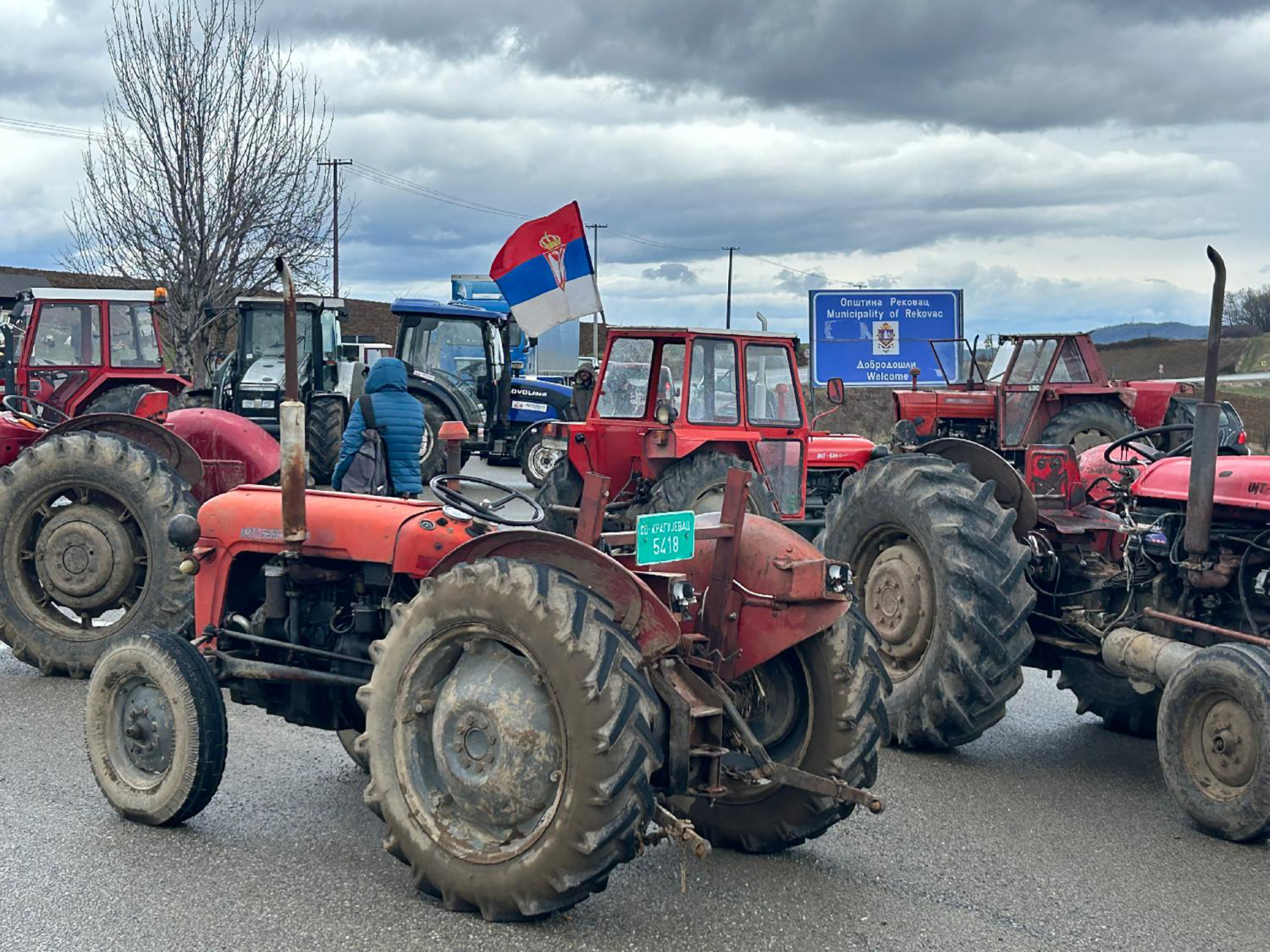 Protest poljoprivrednika poljoprivrednici blokirali put u Gornjoj Sabanti (1).jpg