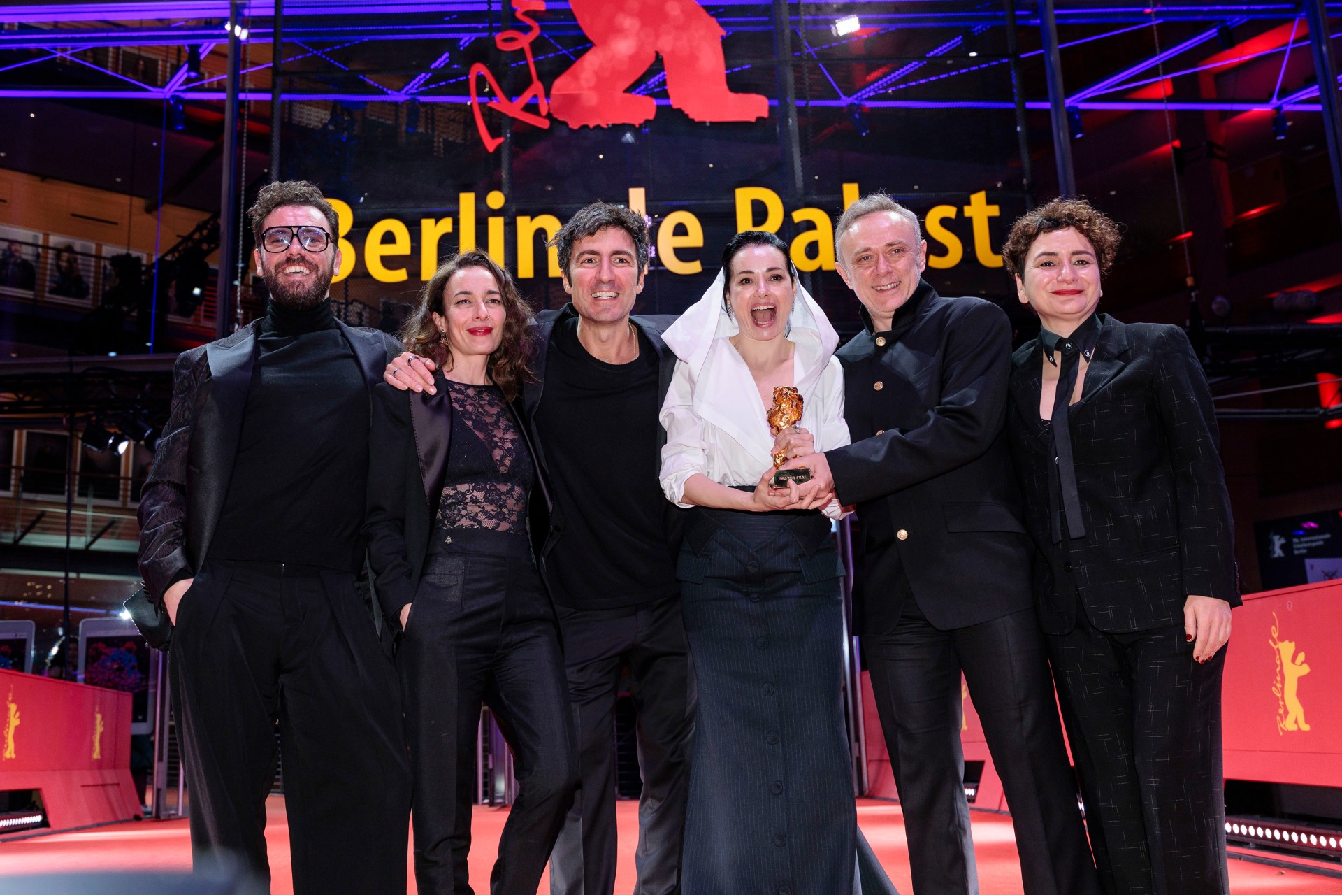 Dobitnik Zlatnog medveda, „Žuta slova” Reditelj Ilker Čatak sa filmskom ekipom nakon osvajanja Zlatnog medveda FOTO Dirk Michael Deckbar - Berlinale 2026.jpg