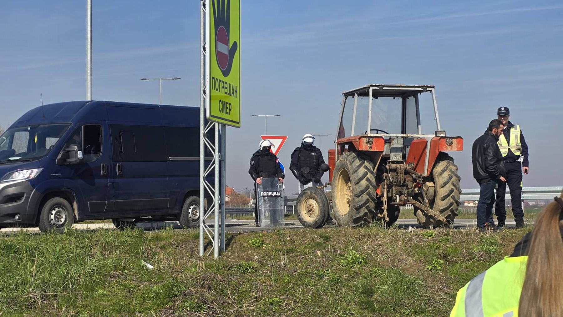 Poljoprivrednici blokirali prilaze graničnom prelazu Badovinci (1) foto  Đorđe Mijailović .jpg