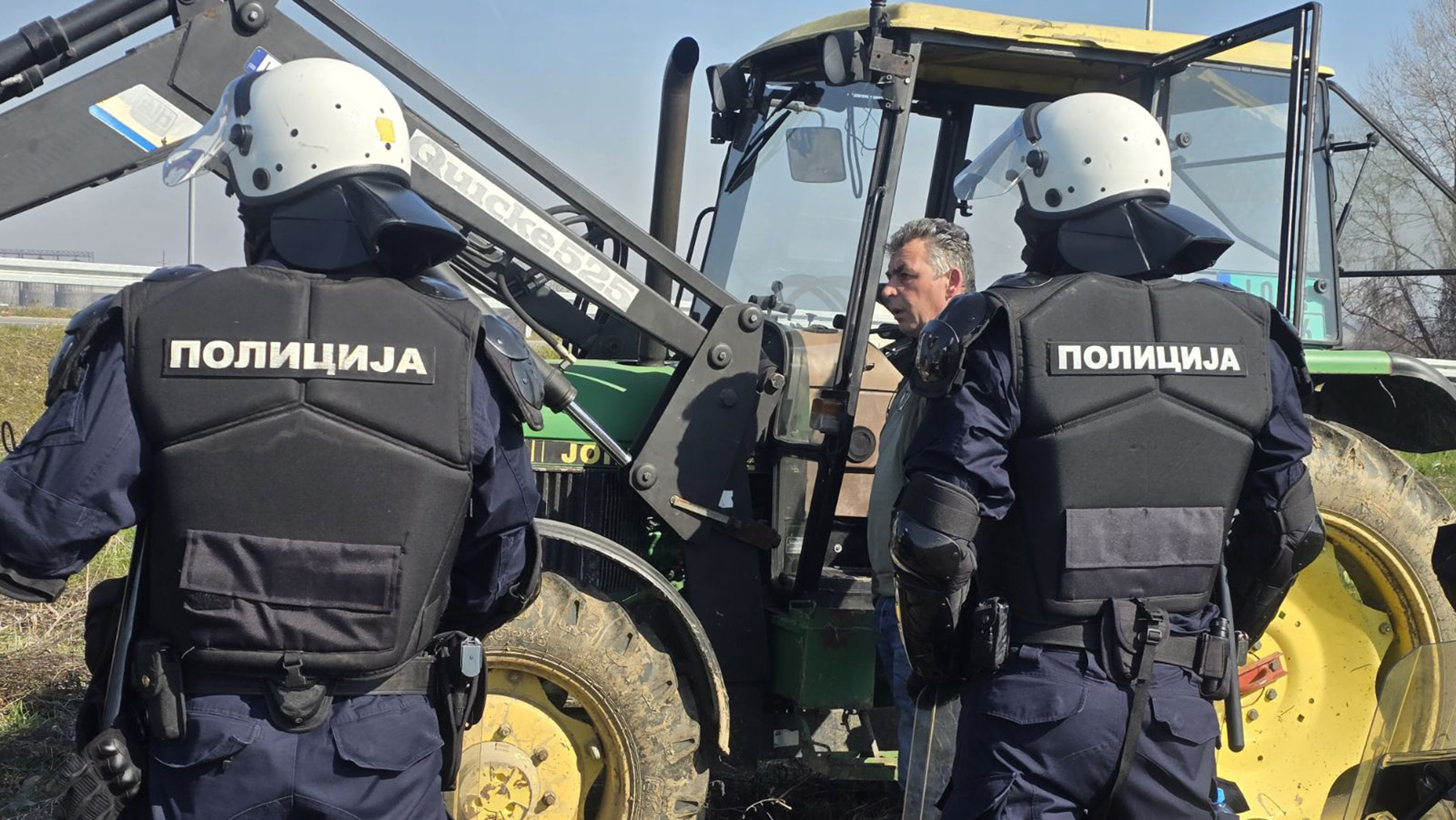 Poljoprivrednici blokirali prilaze graničnom prelazu Badovinci (2) foto  Đorđe Mijailović .jpg