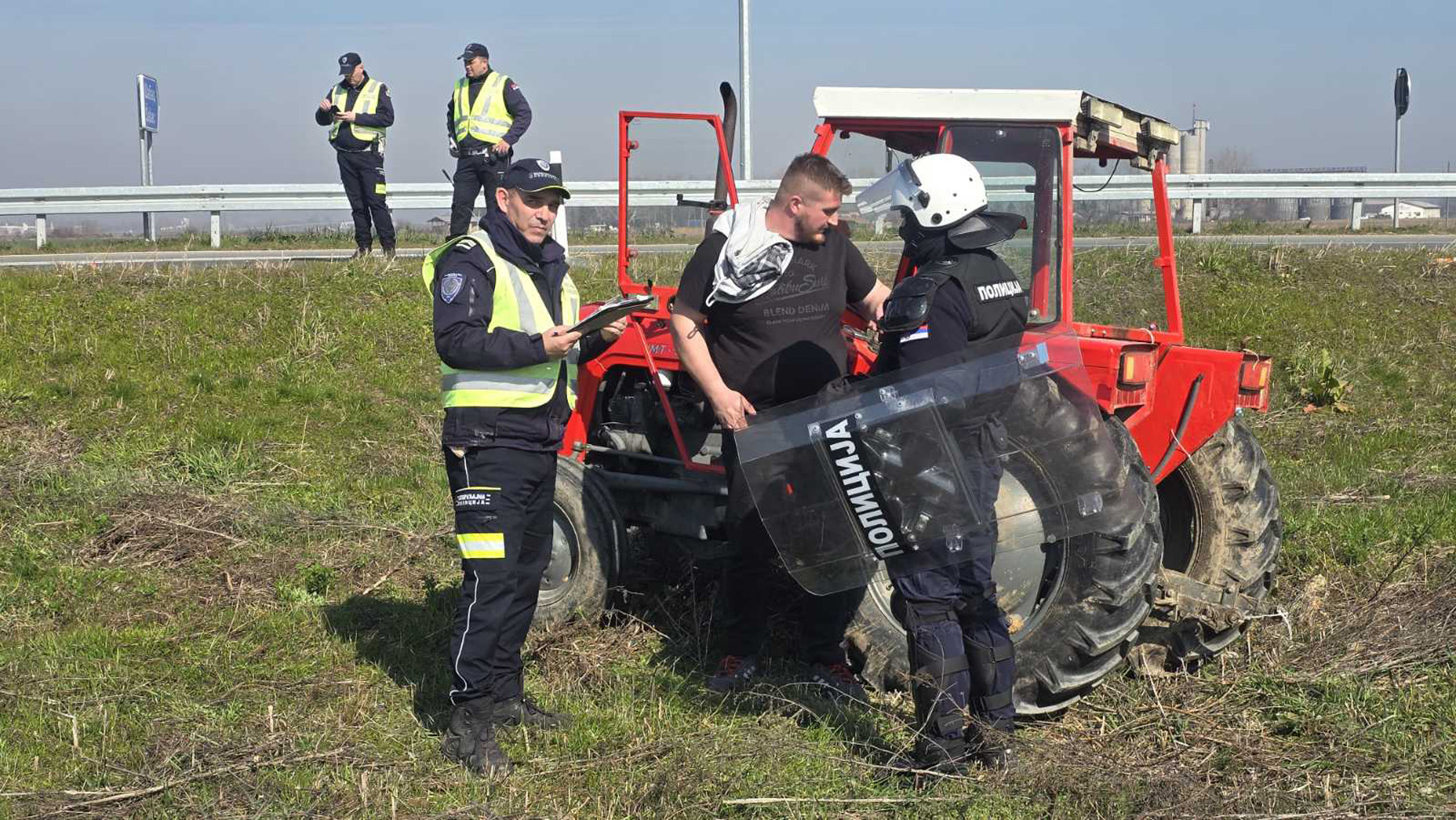 Poljoprivrednici blokirali prilaze graničnom prelazu Badovinci (3) foto  Đorđe Mijailović .jpg
