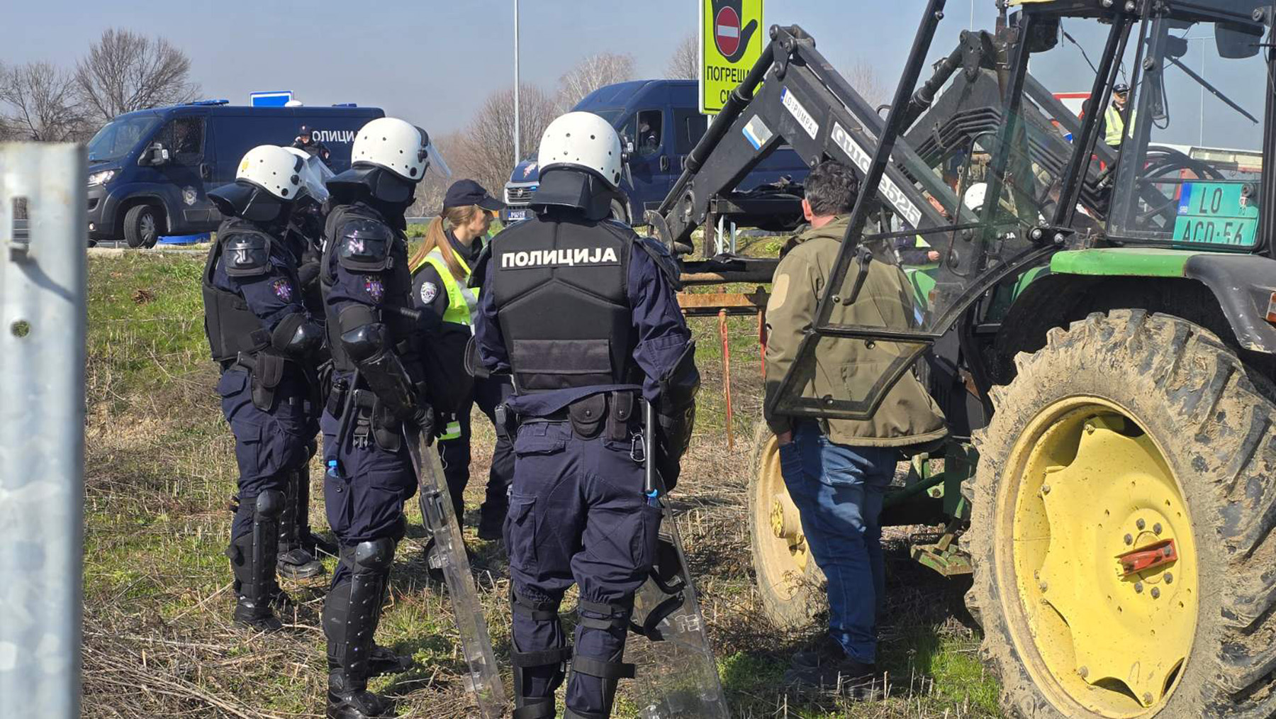 Poljoprivrednici blokirali prilaze graničnom prelazu Badovinci (4) foto  Đorđe Mijailović .jpg
