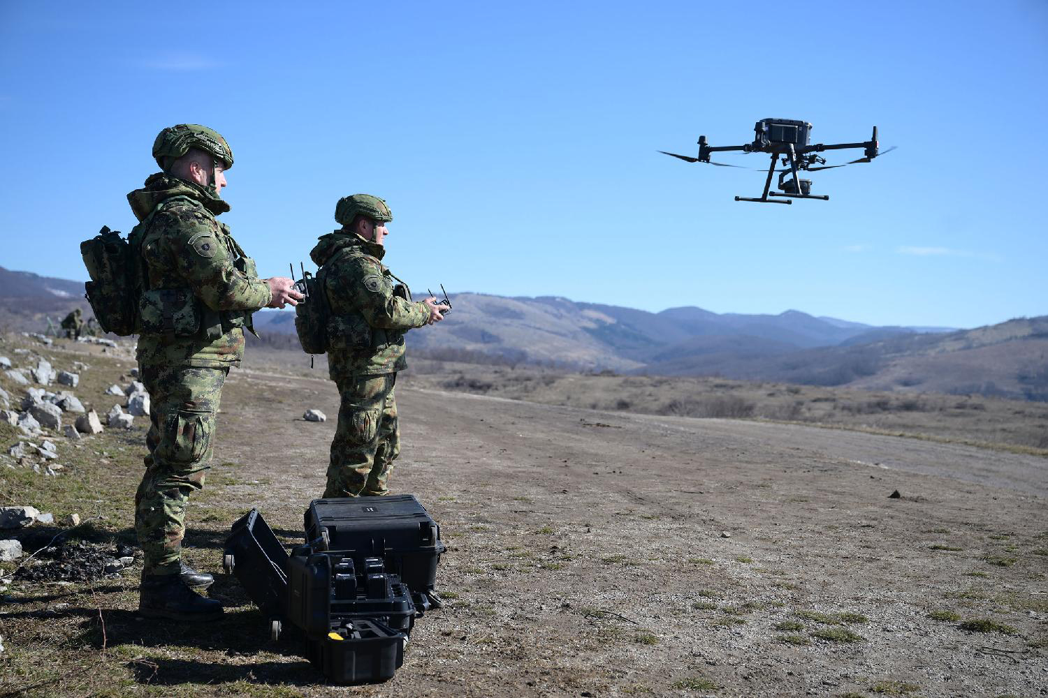 Mesto: ParaćinDatum: 2026-03-04 18:09:11.0Dogadjaj: POLITIKA/ODBRANA - sastavi Treće brigade kopnene vojske nalaze se na poligonu „Pasuljanske livade“, gde realizuju taktička ubežbavanja i bojeva gađanja iz više vrsta naoružanjaIzvor: FoNet/Vojska Srbije