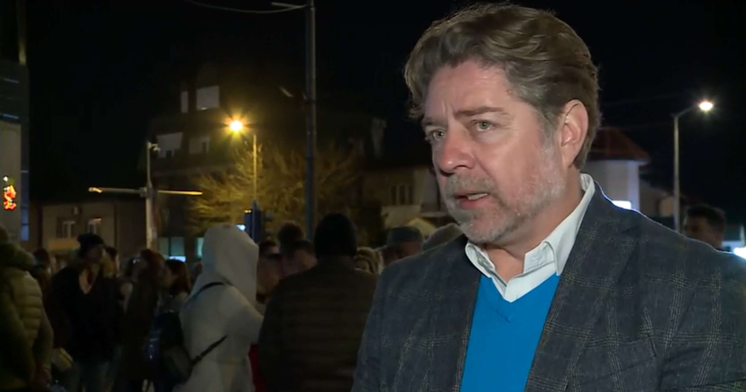 Roditelji đaka OŠ Banović Strahinja blokirali ulicu u Beogradu zbog netransparentnog izbora direktorke (2).jpg