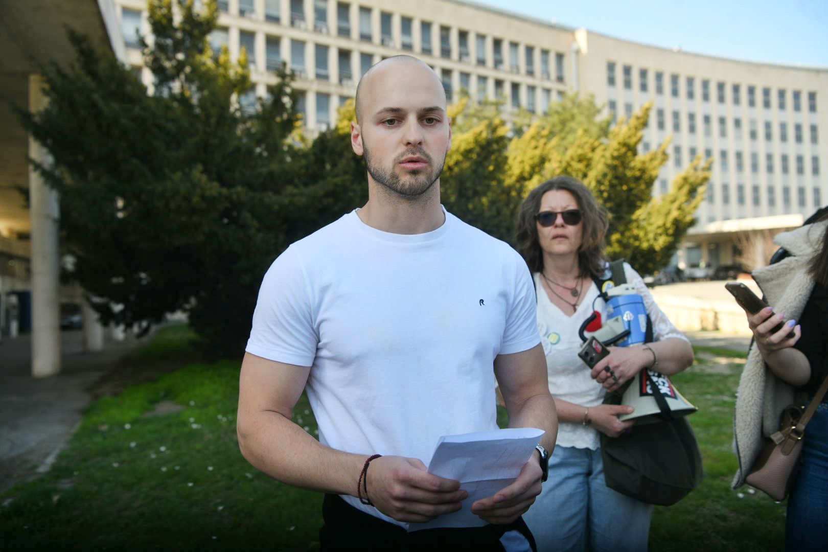 Beograd 12.03.2026. Luka Pešić, student, pušten, bio priveden u zgradu SIV 1 Foto: Filip Krainčanić/Nova.rs