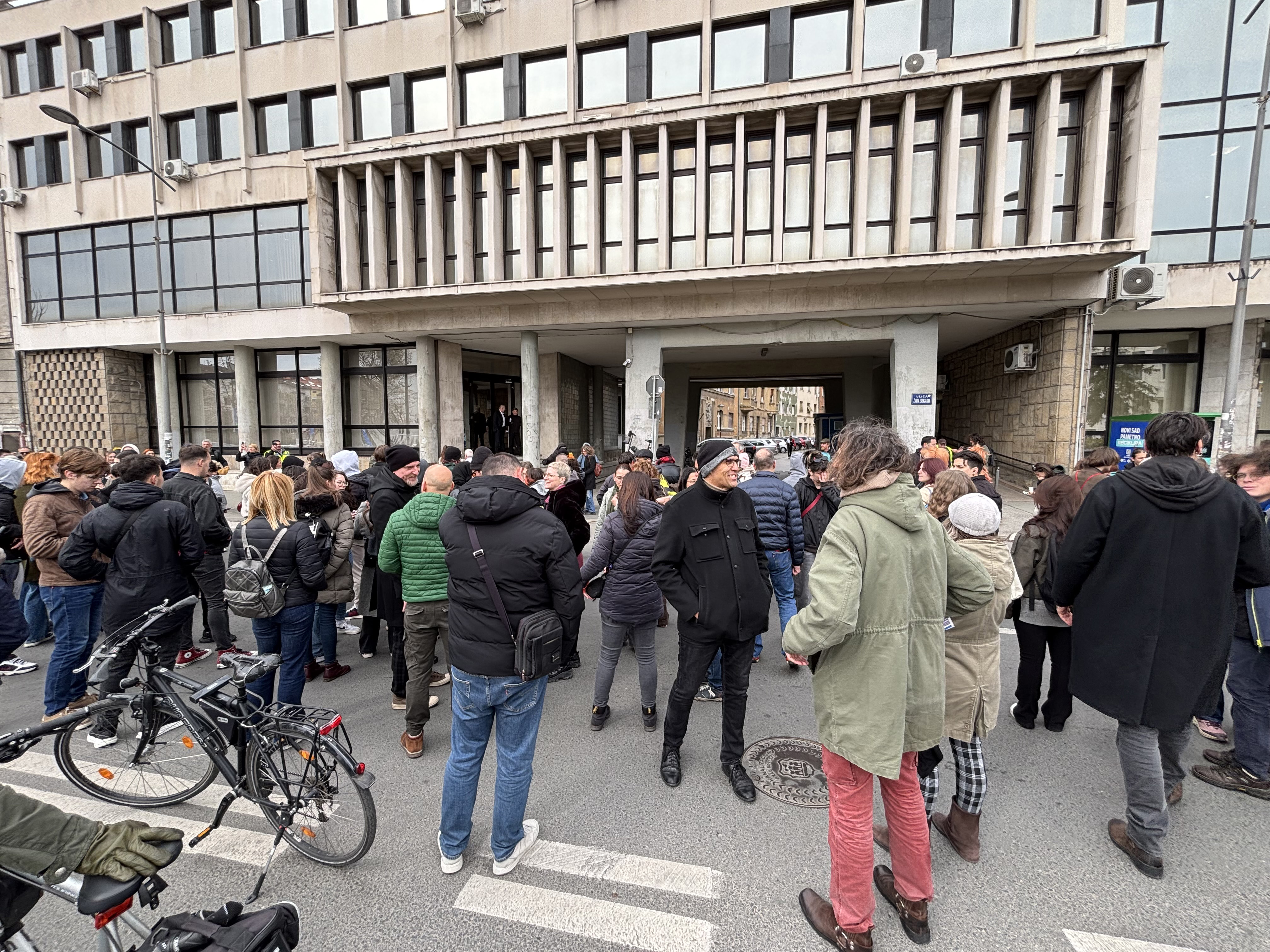 Novi Sad 18. mart 2026. Protest studenata Akademije umetnosti  ispred Skupštine grada Foto:Nova.rs (Nenad Mihajlović BEZ POTPISA)