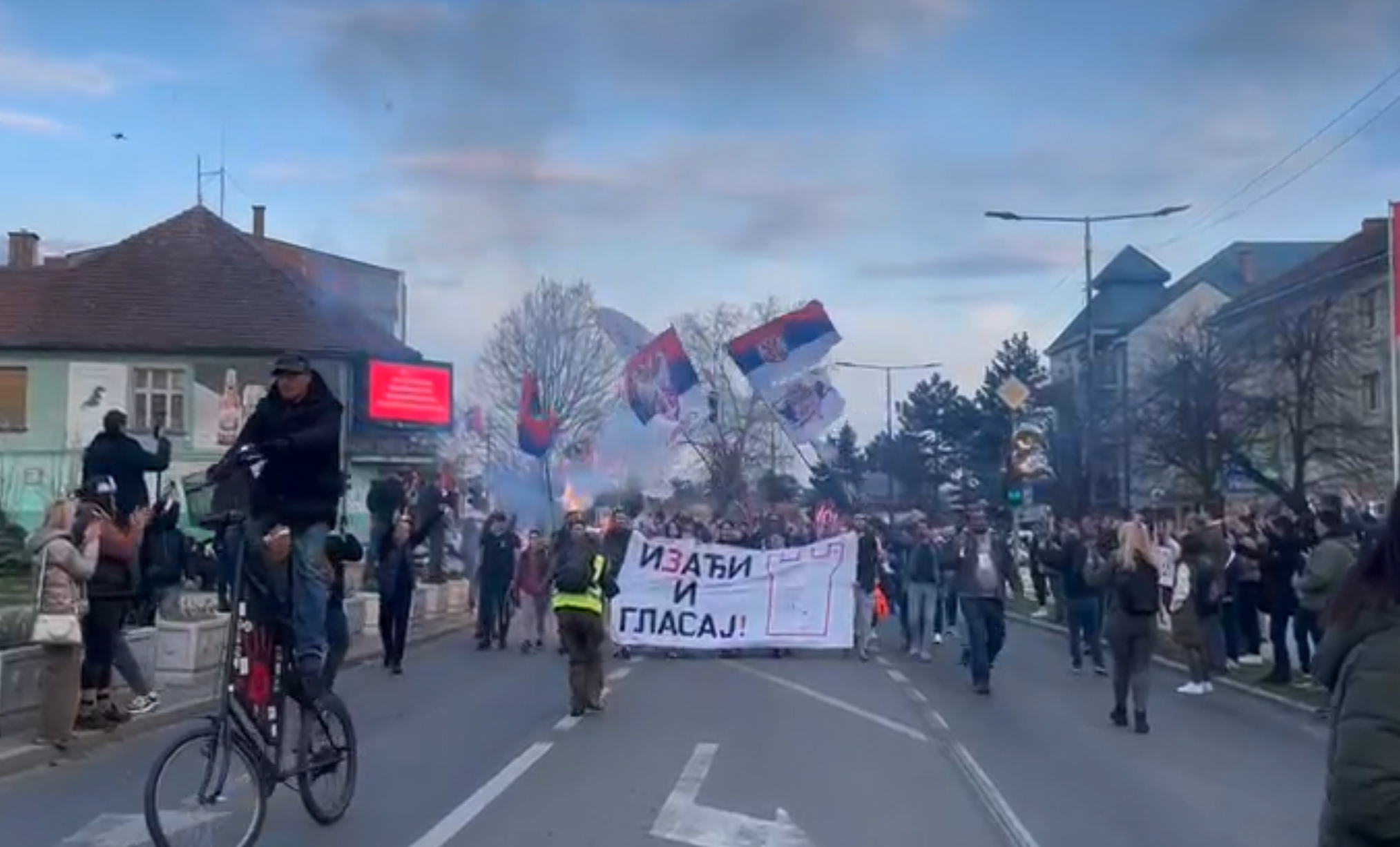 kula Pešaci u Kulu stigli sa bakljama, porukama izađi i glasaj i obeležjima broja 3 - broja studentske liste foto n1.jpg