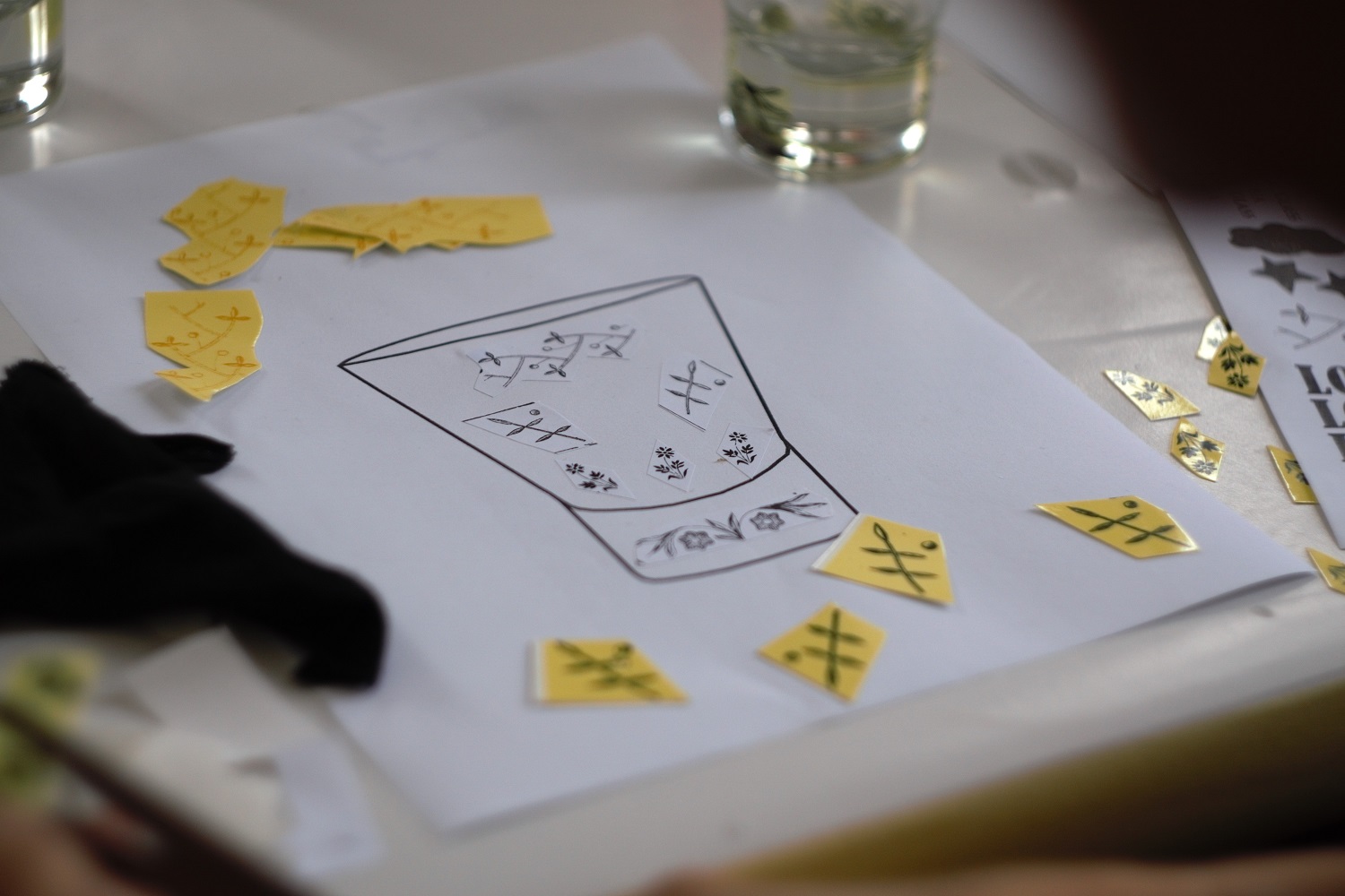 Detalj sa Creative Glass LABa održanog 2022 godine rad sa folijom na staklu, foto Kreativno staklo Srbije.jpg