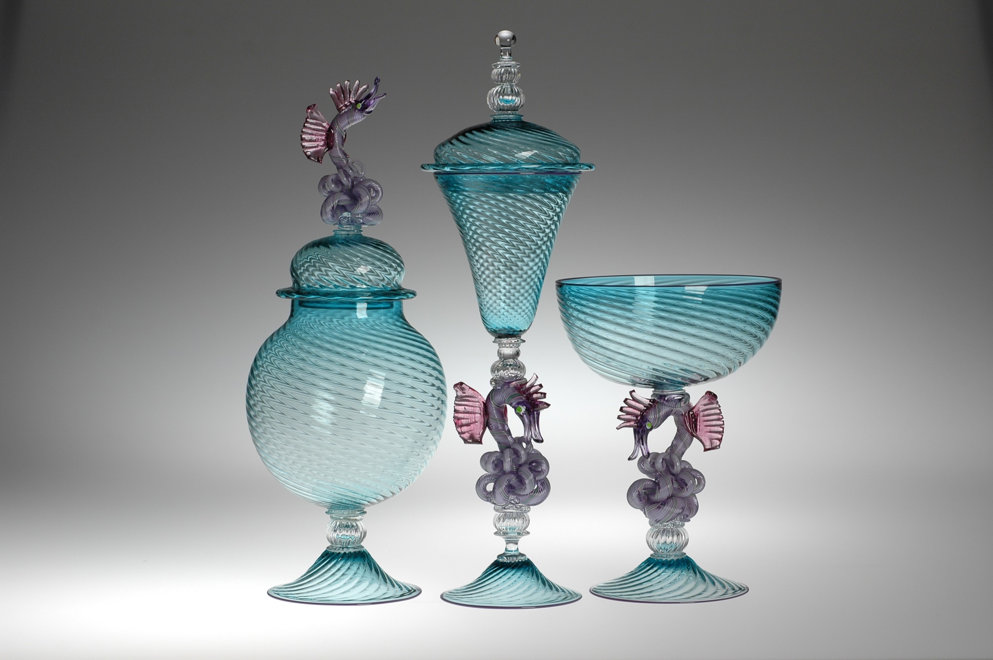 Neki od 35 istorijskih komada stakla venecijanske renesanse koje je Vilijam Gudenrat rekonstruisao, umetnik u staklu predstavljen u knjizi II, fotografija ljubaznošću Corning Museum of Glass.JPG