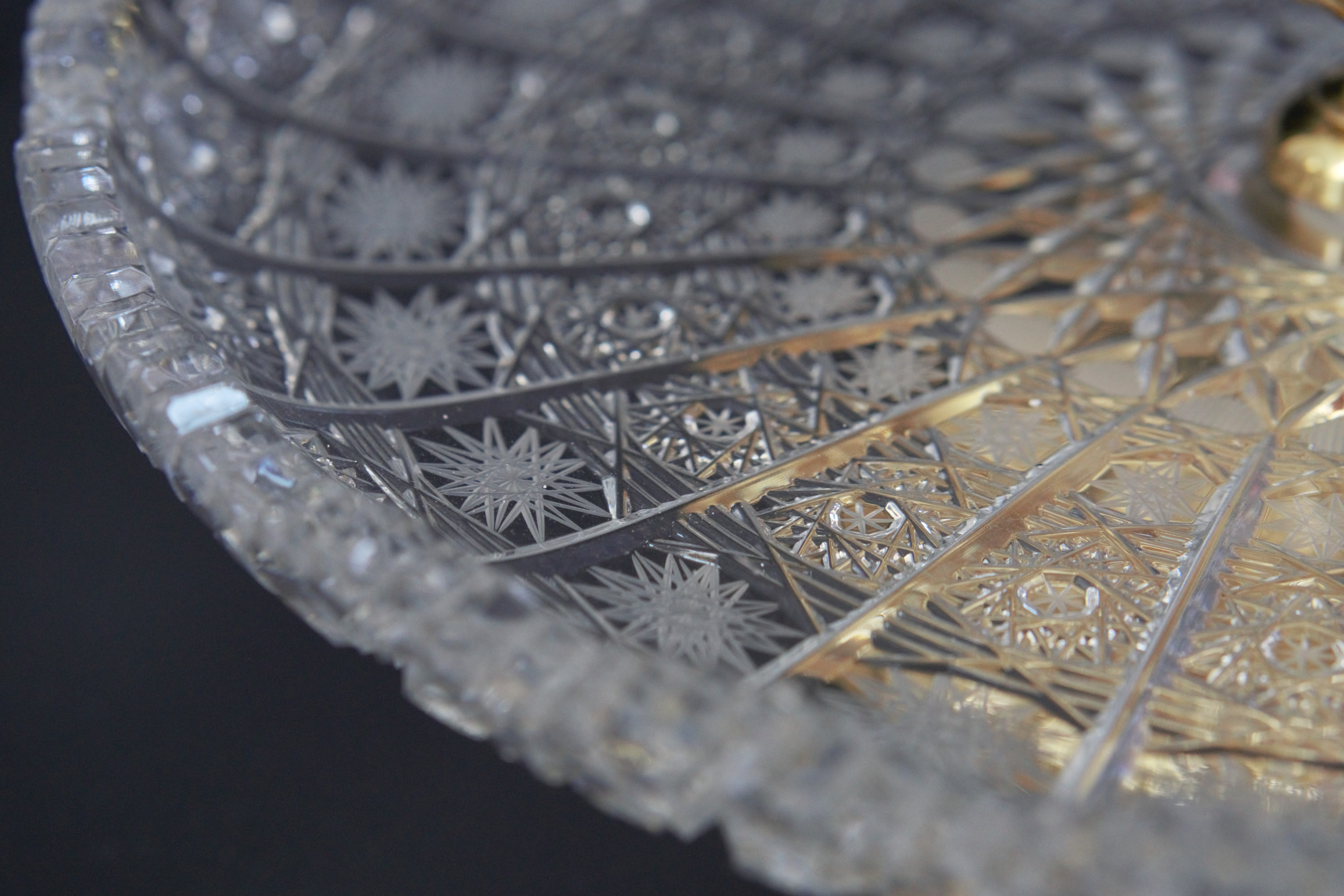 Jedan od tradicionalnih motiva na slifovanom staklu, dijamantska zvezda, foto Kreativno staklo Srbije.jpg