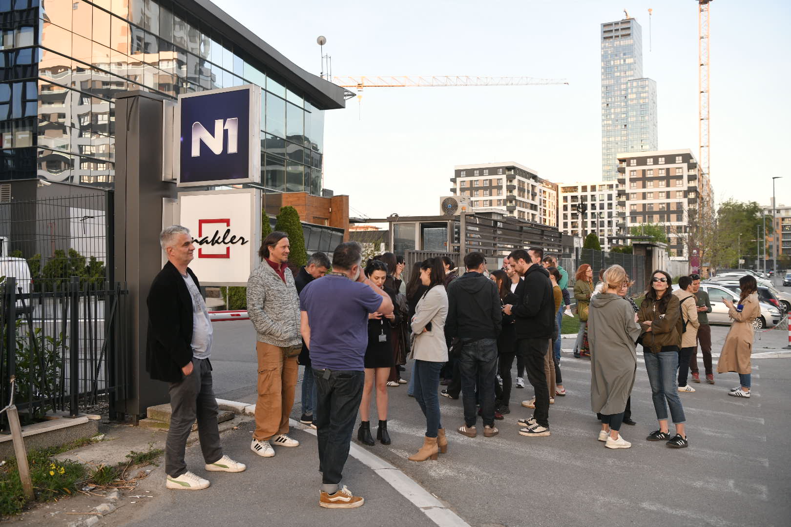 Beograd 06.04.2026. Spontano okupljanje, spontani protest zaposlenih na televiziji N1, zaposleni, televizija N1 Foto: Goran Srdanov/Nova.rs