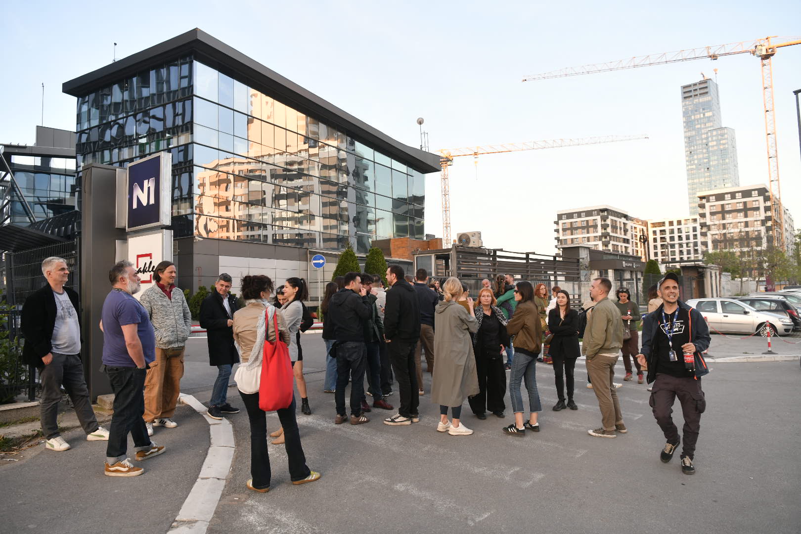 Beograd 06.04.2026. Spontano okupljanje, spontani protest zaposlenih na televiziji N1, zaposleni, televizija N1 Foto: Goran Srdanov/Nova.rs