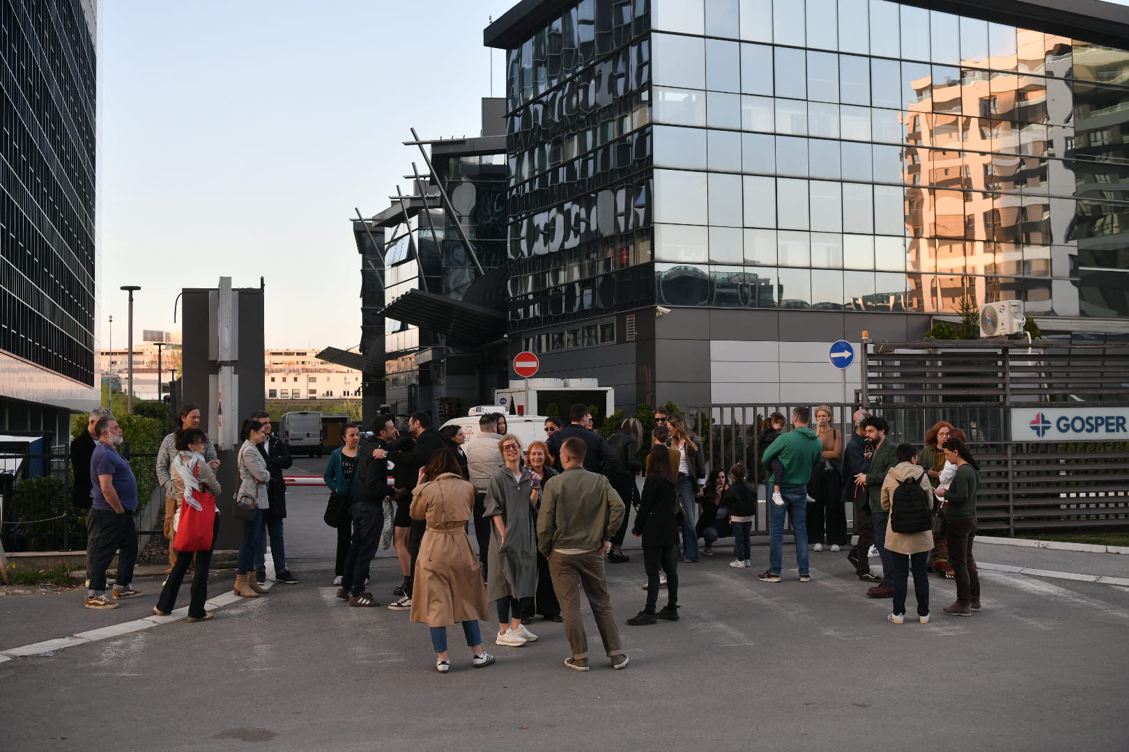 Beograd 06.04.2026. Spontano okupljanje, spontani protest zaposlenih na televiziji N1, zaposleni, televizija N1 Foto: Goran Srdanov/Nova.rs