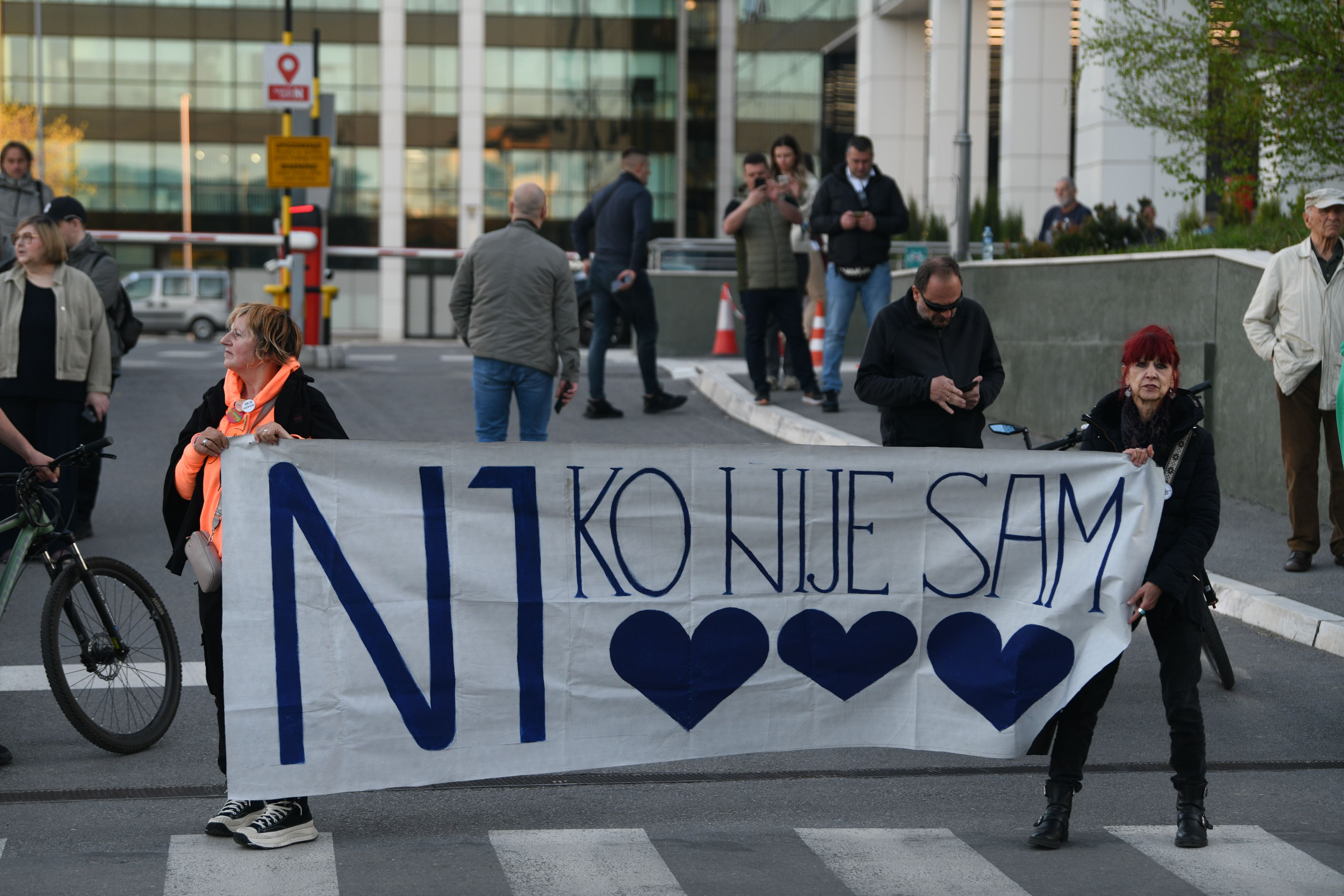 Beograd 07.04.2026. Protest građana i zaposlenih ispred zgrade televizije N1 zbog smene Igora Božića. N1, protest, zaposleni, građani Foto: Filip Krainčanić/Nova.rs