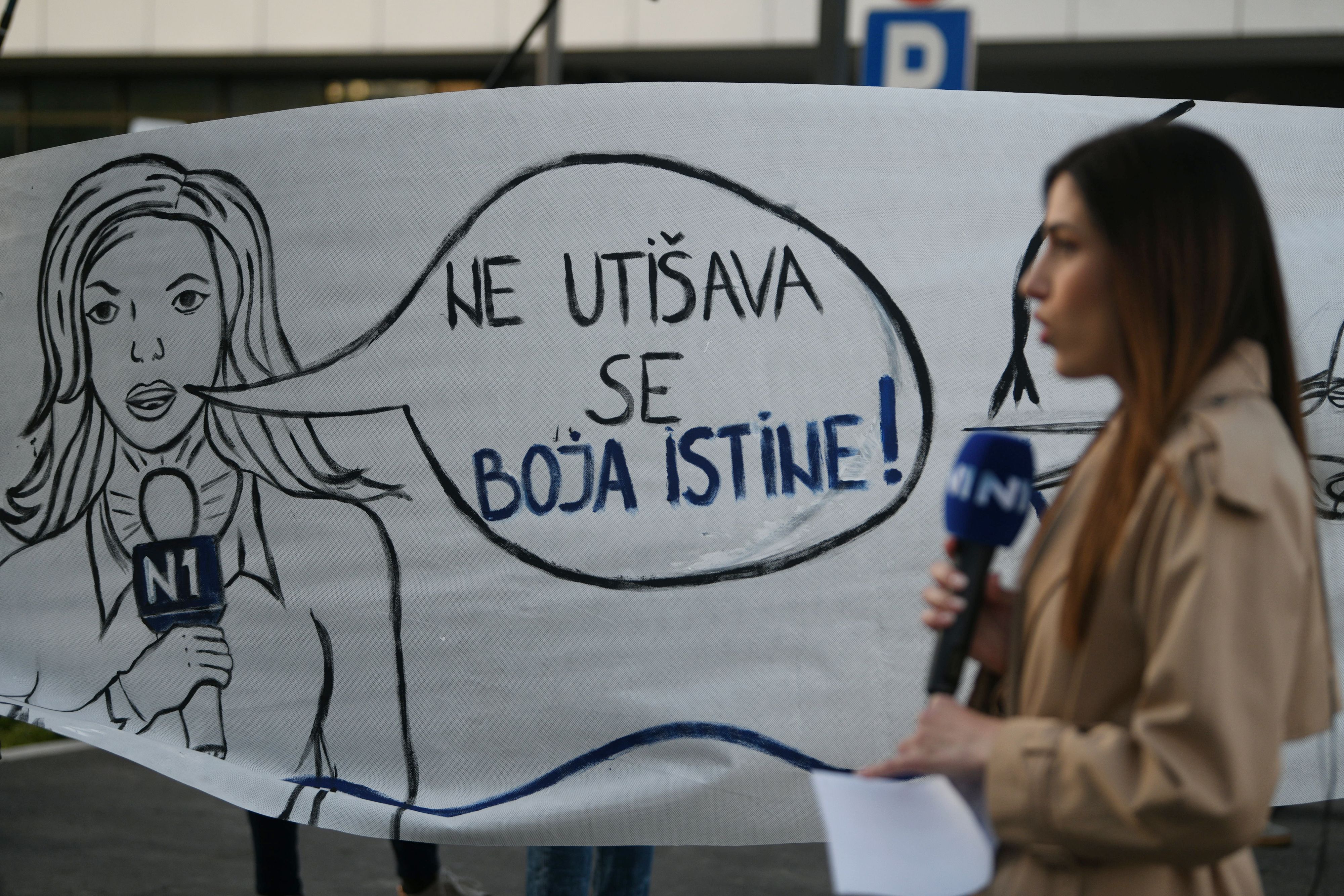 Beograd 07.04.2026. Protest građana i zaposlenih ispred zgrade televizije N1 zbog smene Igora Božića. N1, protest, zaposleni, građani Foto: Filip Krainčanić/Nova.rs