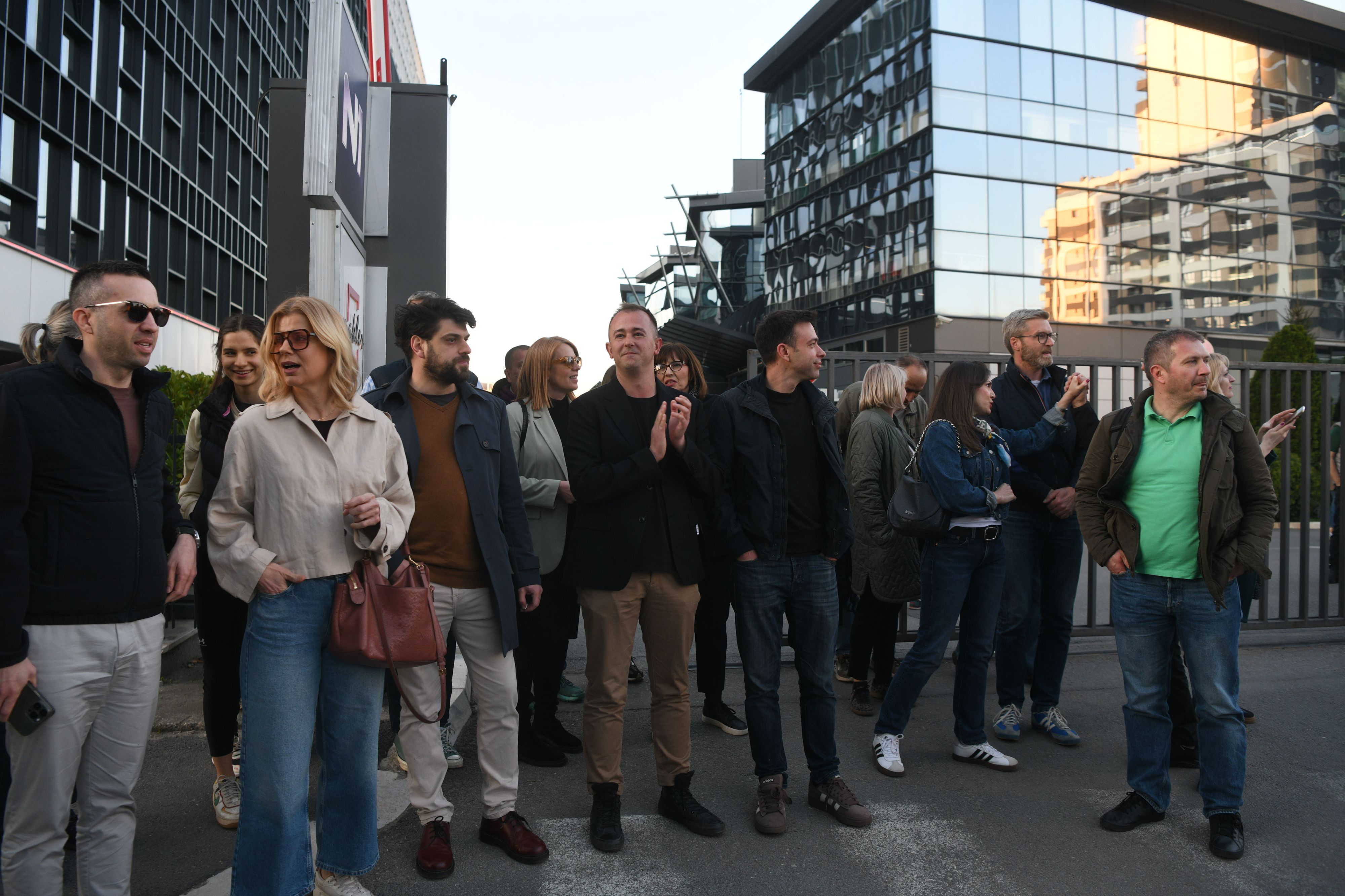 Beograd 07.04.2026. Protest građana i zaposlenih ispred zgrade televizije N1 zbog smene Igora Božića. N1, protest, zaposleni, građani Foto: Filip Krainčanić/Nova.rs