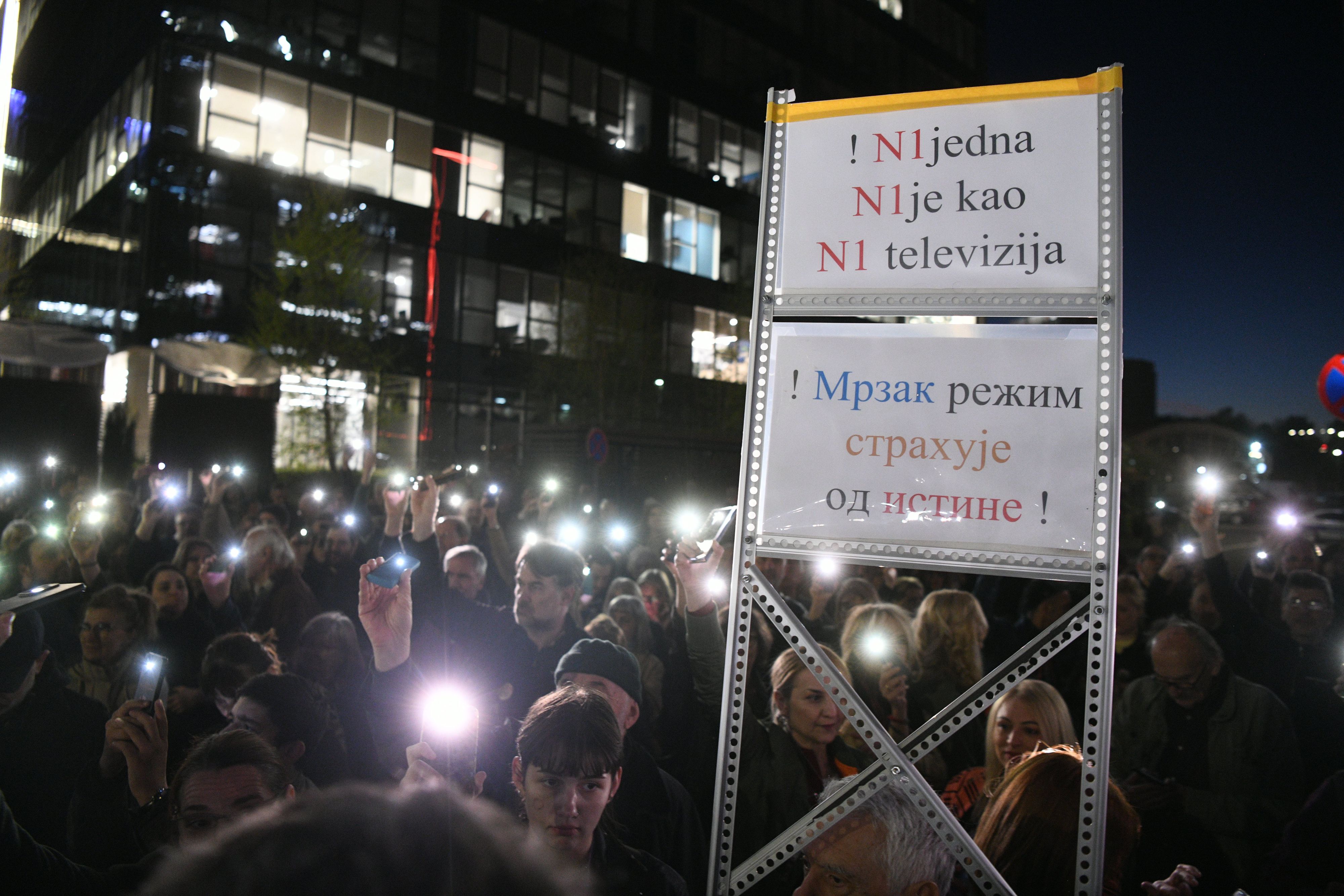 Beograd 07.04.2026. Protest građana i zaposlenih ispred zgrade televizije N1 zbog smene Igora Božića. N1, protest, zaposleni, građani Foto: Filip Krainčanić/Nova.rs