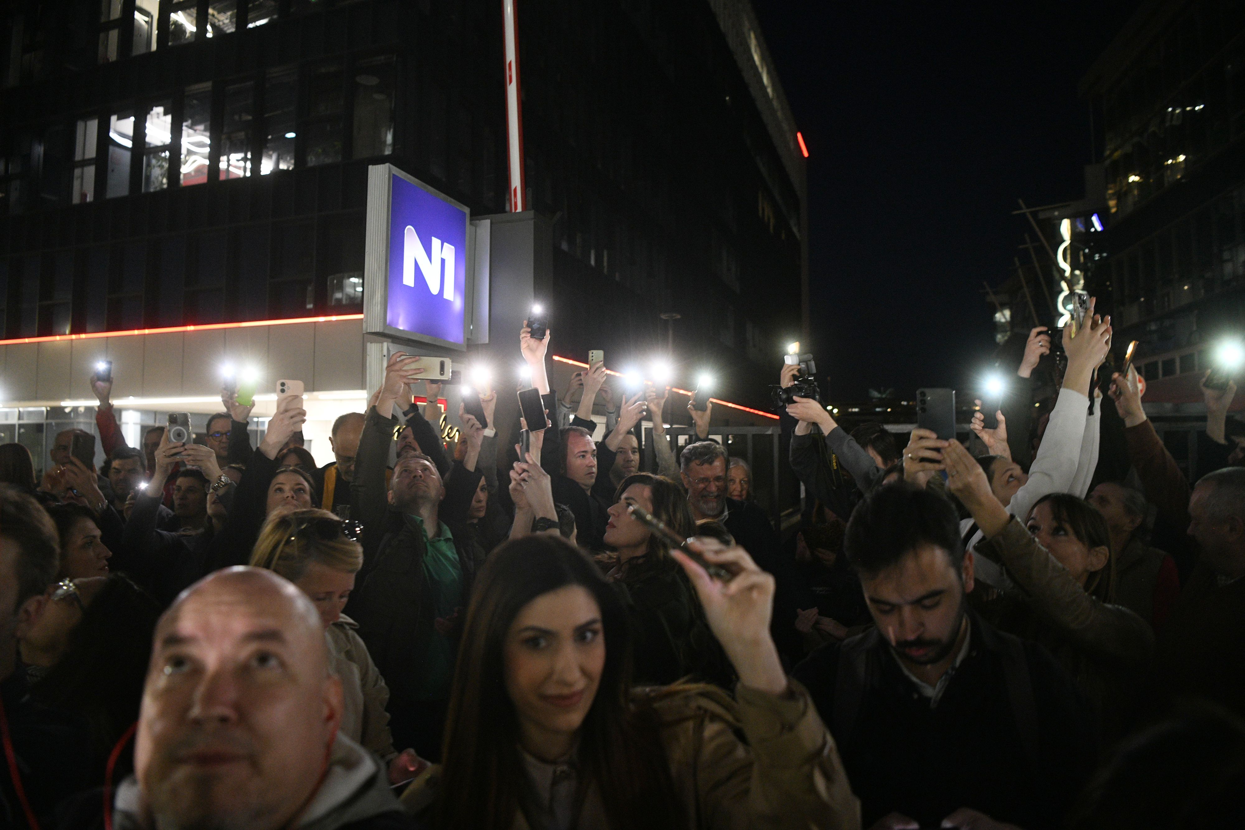 Beograd 07.04.2026. Protest građana i zaposlenih ispred zgrade televizije N1 zbog smene Igora Božića. N1, protest, zaposleni, građani Foto: Filip Krainčanić/Nova.rs