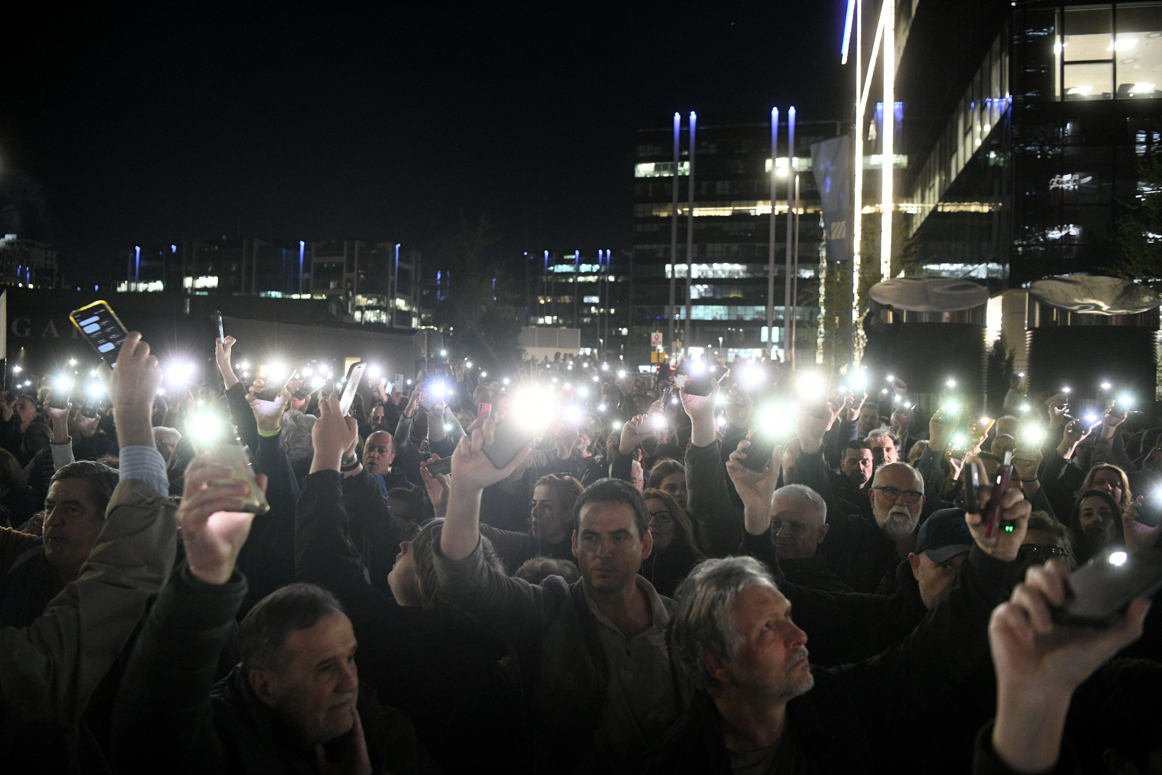 Beograd 07.04.2026. Protest građana i zaposlenih ispred zgrade televizije N1 zbog smene Igora Božića. N1, protest, zaposleni, građani Foto: Filip Krainčanić/Nova.rs