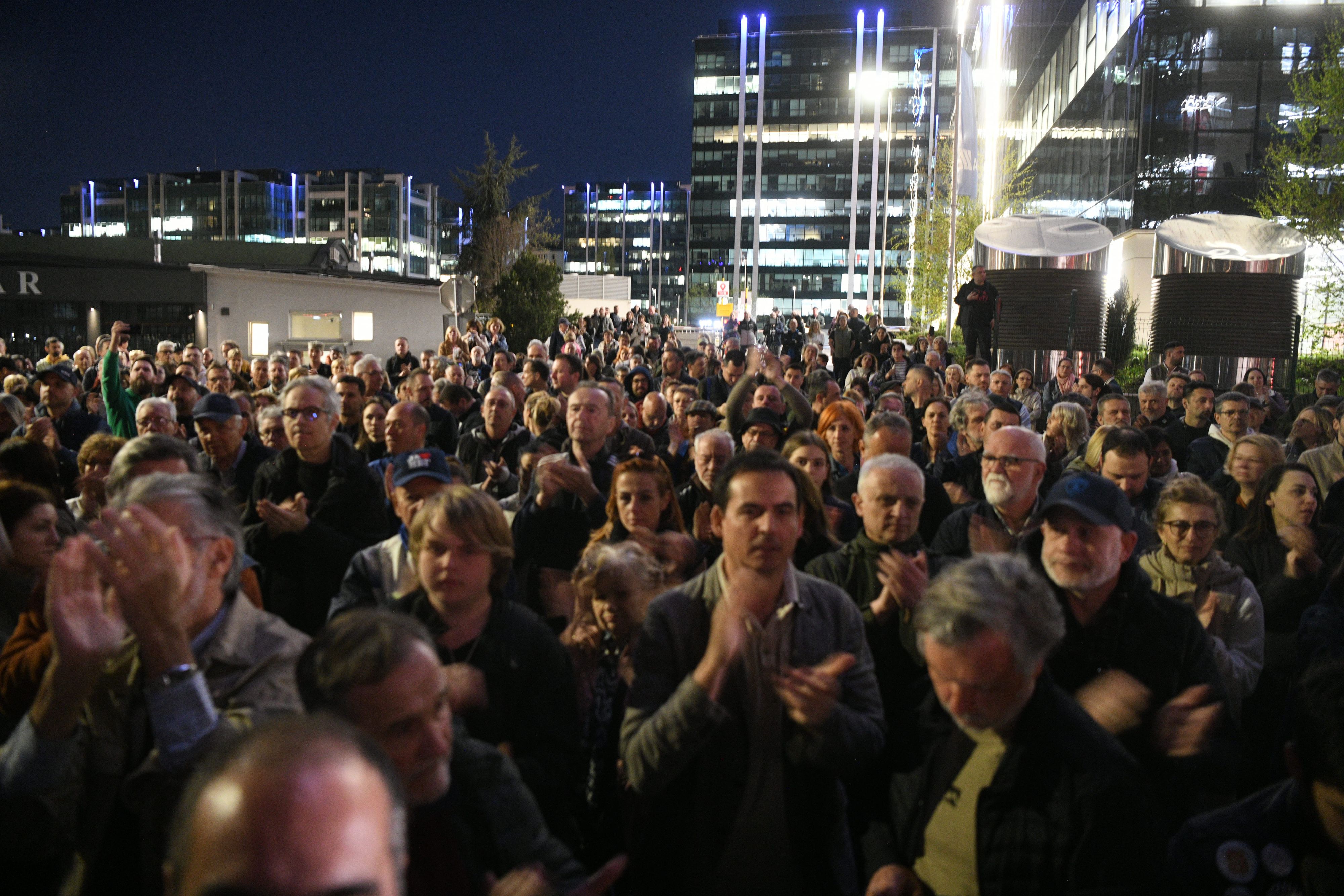 Beograd 07.04.2026. Protest građana i zaposlenih ispred zgrade televizije N1 zbog smene Igora Božića. N1, protest, zaposleni, građani Foto: Filip Krainčanić/Nova.rs