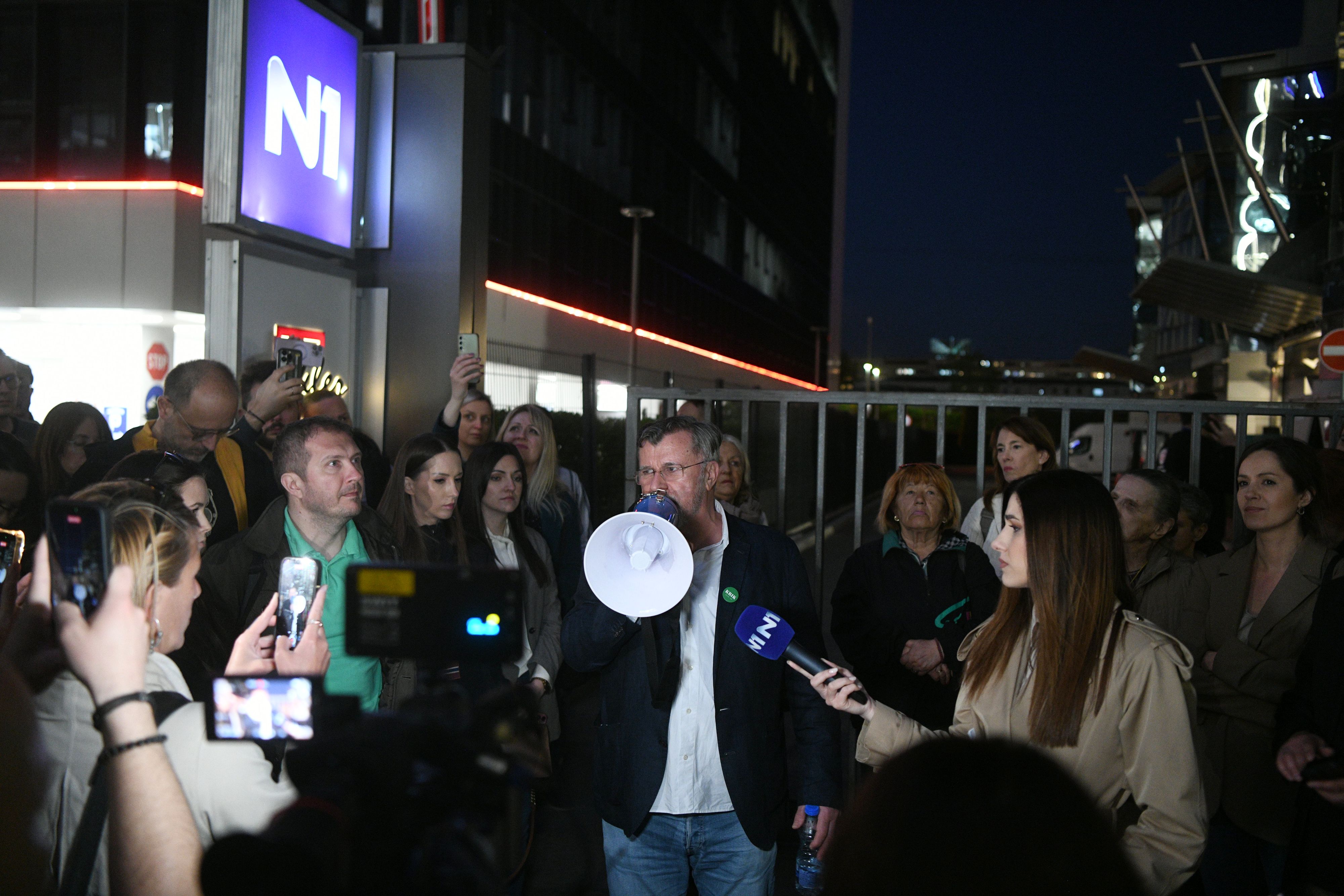 Beograd 07.04.2026. Veran Matić. Protest građana i zaposlenih ispred zgrade televizije N1 zbog smene Igora Božića. N1, protest, zaposleni, građani Foto: Filip Krainčanić/Nova.rs