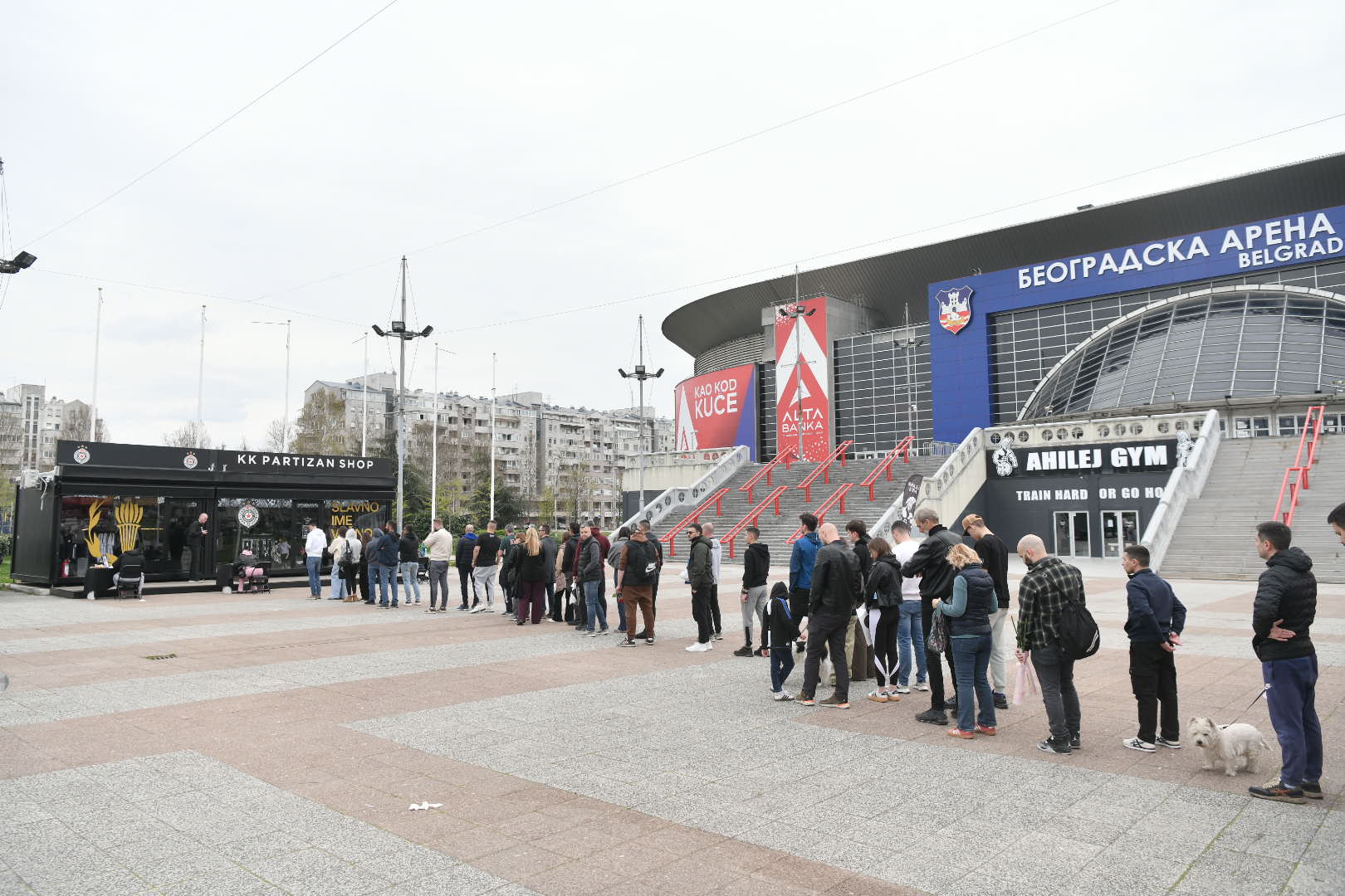 Beograd 10.04.2026. Upisivanje u knjigu žalosti povodom smrti košarkaškog trenera Duška Vujoševića, ispred Beogradske arene. Beogradska arena, knjiga žalosti, Duško Vujošević Foto: Goran Srdanov/Nova.rs