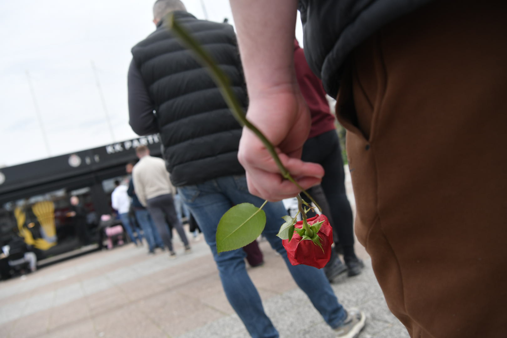 Beograd 10.04.2026. Upisivanje u knjigu žalosti povodom smrti košarkaškog trenera Duška Vujoševića, ispred Beogradske arene. Beogradska arena, knjiga žalosti, Duško Vujošević Foto: Goran Srdanov/Nova.rs
