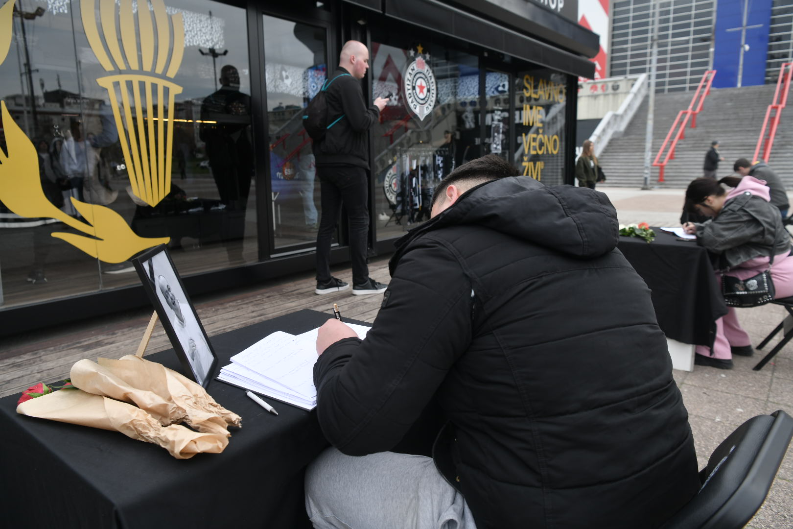 Beograd 10.04.2026. Upisivanje u knjigu žalosti povodom smrti košarkaškog trenera Duška Vujoševića, ispred Beogradske arene. Beogradska arena, knjiga žalosti, Duško Vujošević Foto: Goran Srdanov/Nova.rs