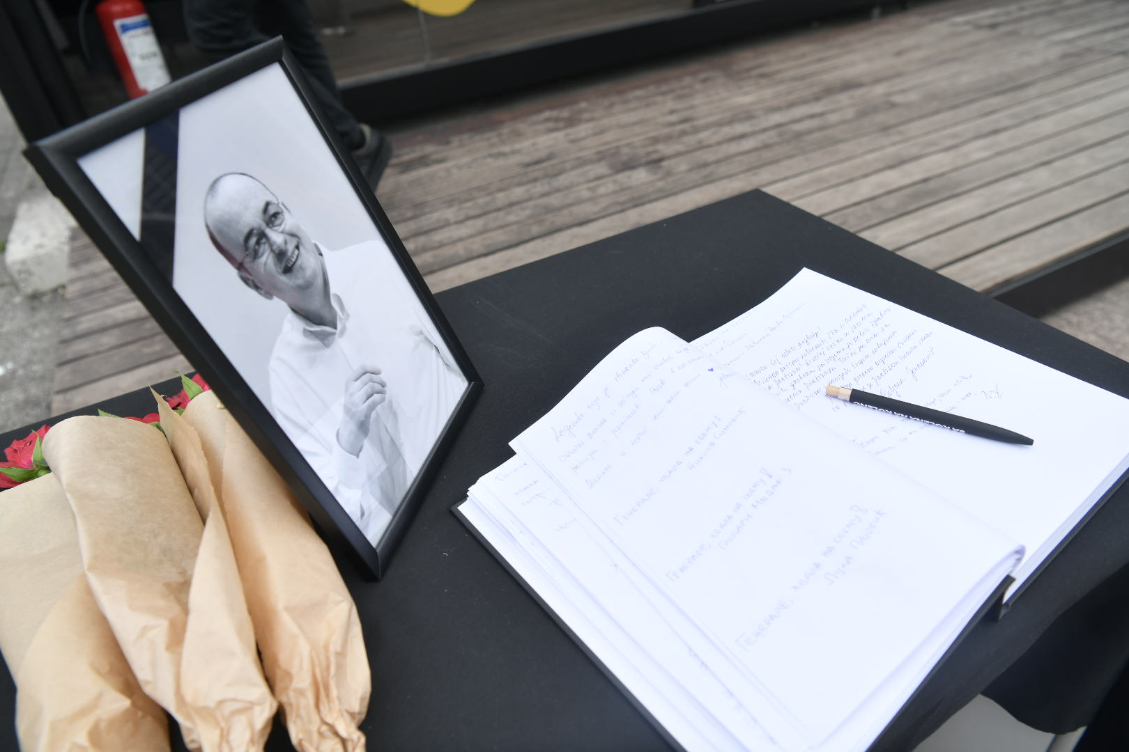 Beograd 10.04.2026. Upisivanje u knjigu žalosti povodom smrti košarkaškog trenera Duška Vujoševića, ispred Beogradske arene. Beogradska arena, knjiga žalosti, Duško Vujošević Foto: Goran Srdanov/Nova.rs