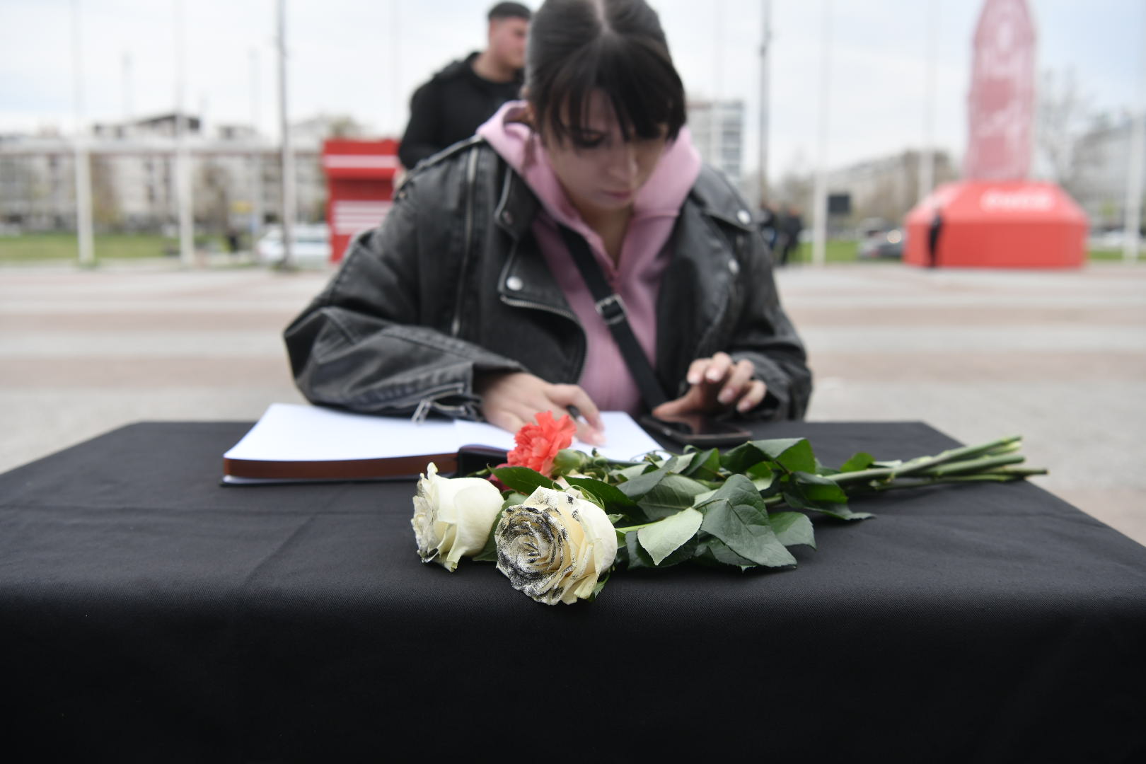 Beograd 10.04.2026. Upisivanje u knjigu žalosti povodom smrti košarkaškog trenera Duška Vujoševića, ispred Beogradske arene. Beogradska arena, knjiga žalosti, Duško Vujošević Foto: Goran Srdanov/Nova.rs