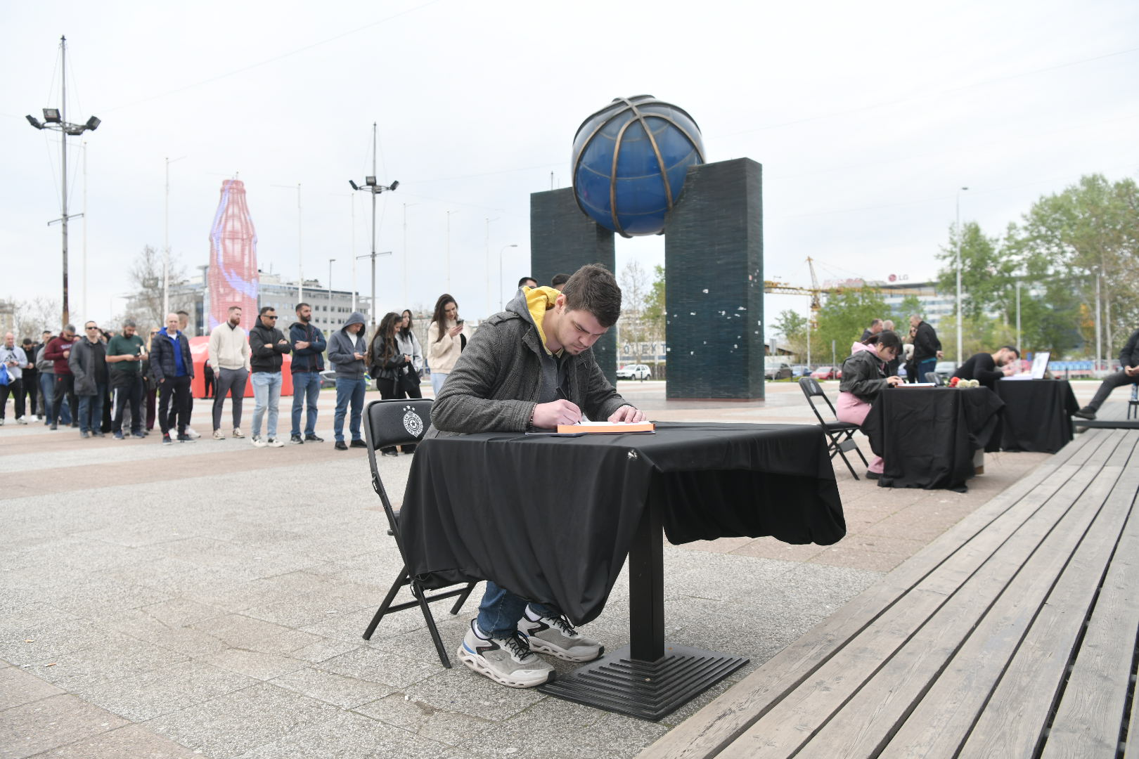 Beograd 10.04.2026. Upisivanje u knjigu žalosti povodom smrti košarkaškog trenera Duška Vujoševića, ispred Beogradske arene. Beogradska arena, knjiga žalosti, Duško Vujošević Foto: Goran Srdanov/Nova.rs