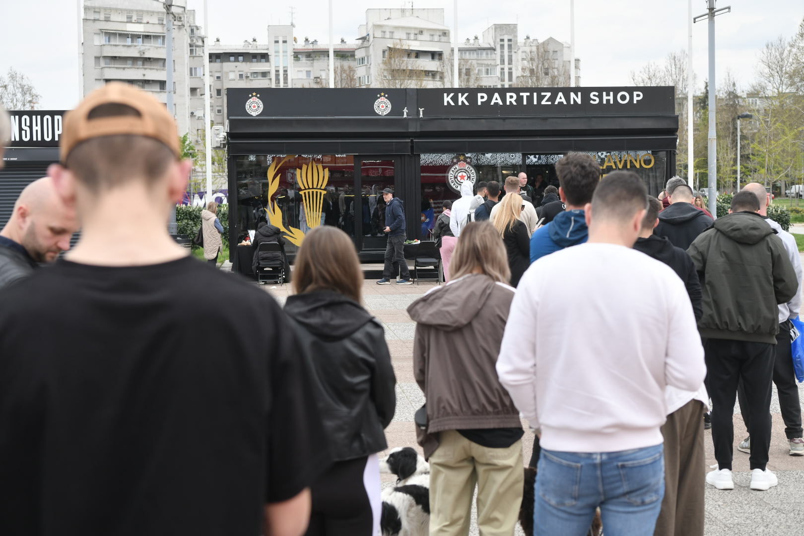 Beograd 10.04.2026. Upisivanje u knjigu žalosti povodom smrti košarkaškog trenera Duška Vujoševića, ispred Beogradske arene. Beogradska arena, knjiga žalosti, Duško Vujošević Foto: Goran Srdanov/Nova.rs