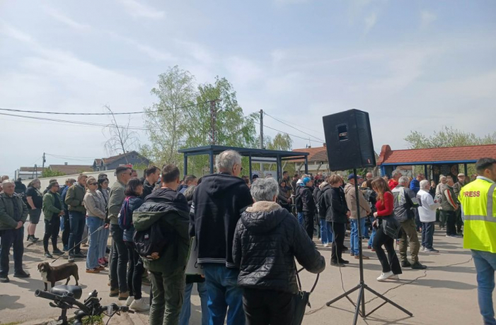 Građani ispred zatvora na skupu podrške aktivistima Zborova Novog Sada