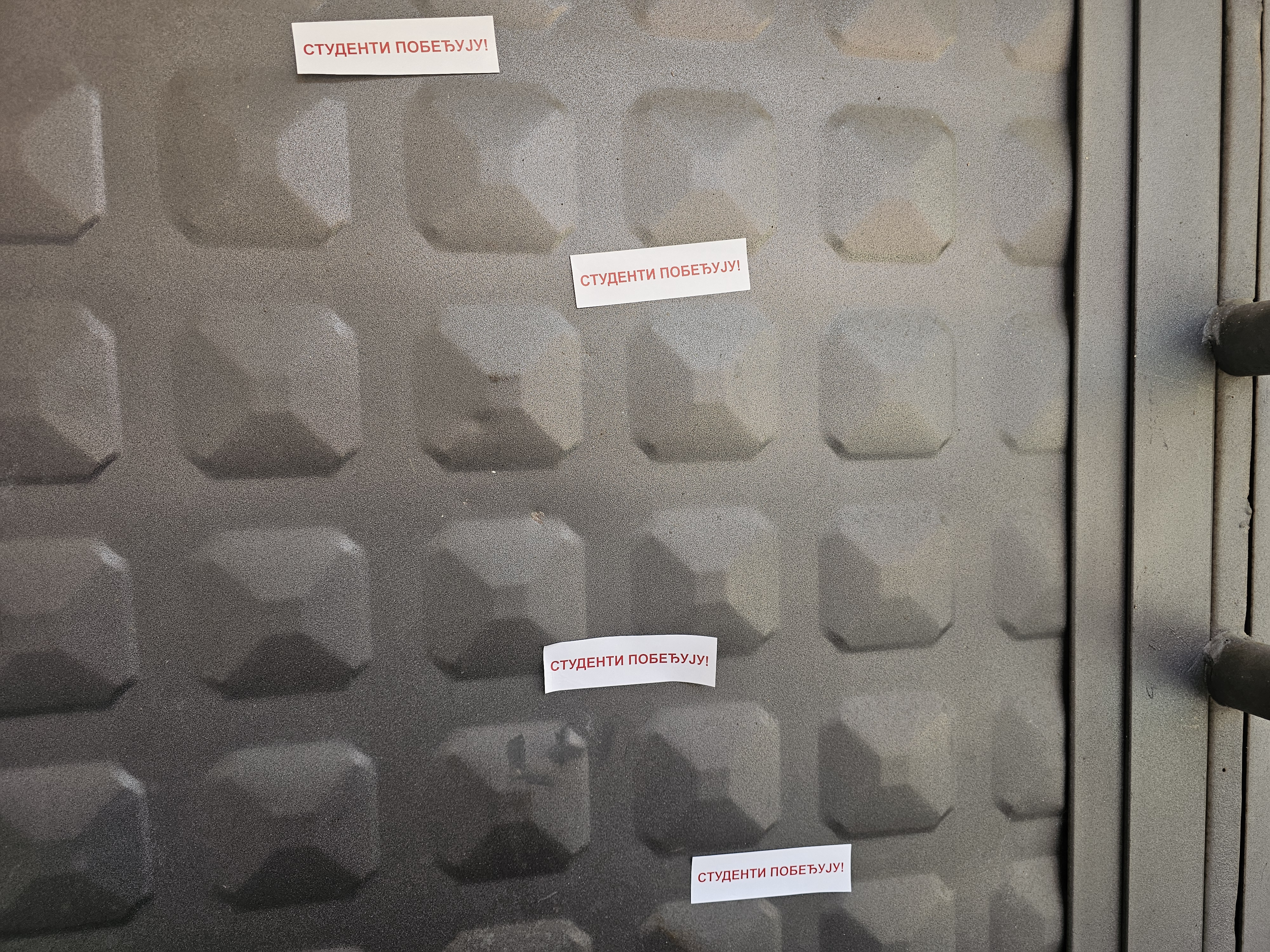 Na severu Kosova osvanule nalepnice Studenti pobeđuju (2).jpg Kosovo