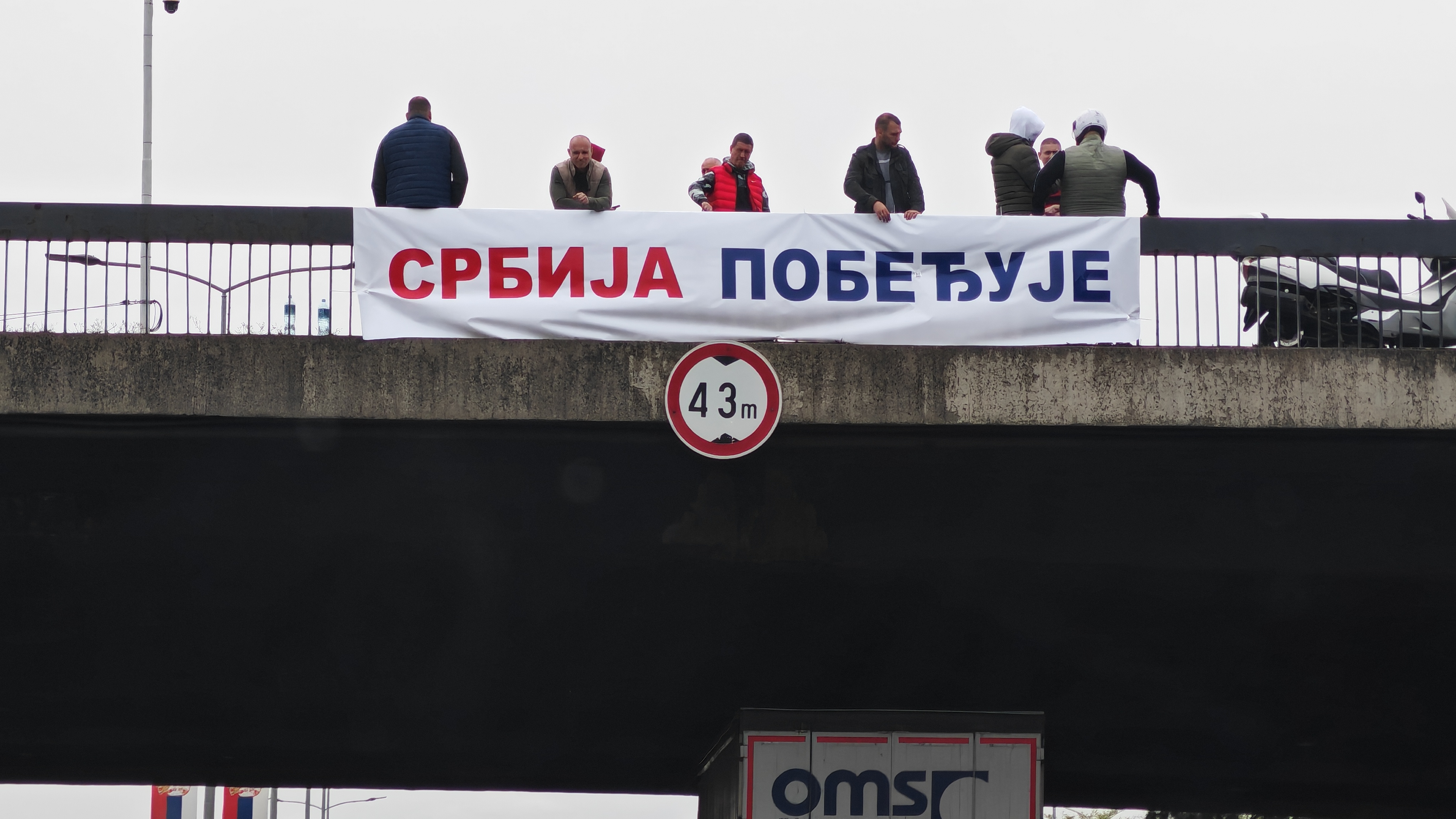 Beograd 29.04.2026. Transparent Srbija pobeđuje, sns transparent, ćaci, autoput Foto: Zoran Lončarević/Nova.rs