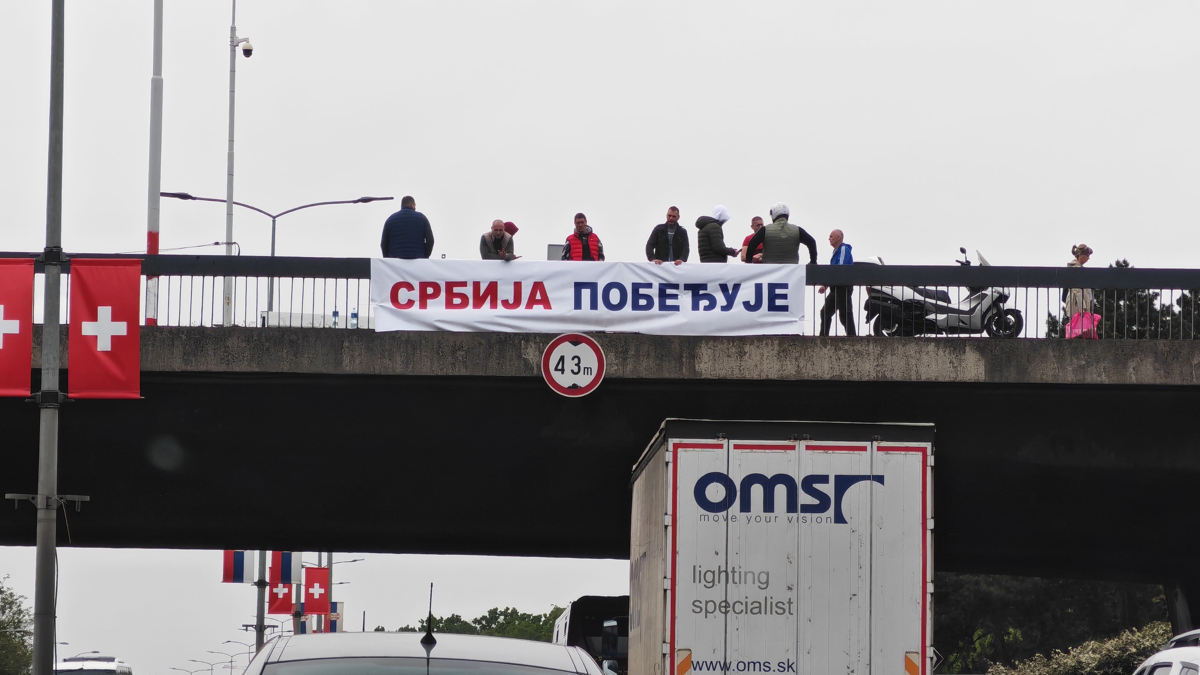 Beograd 29.04.2026. Transparent Srbija pobeđuje, sns transparent, ćaci, autoput Foto: Zoran Lončarević/Nova.rs