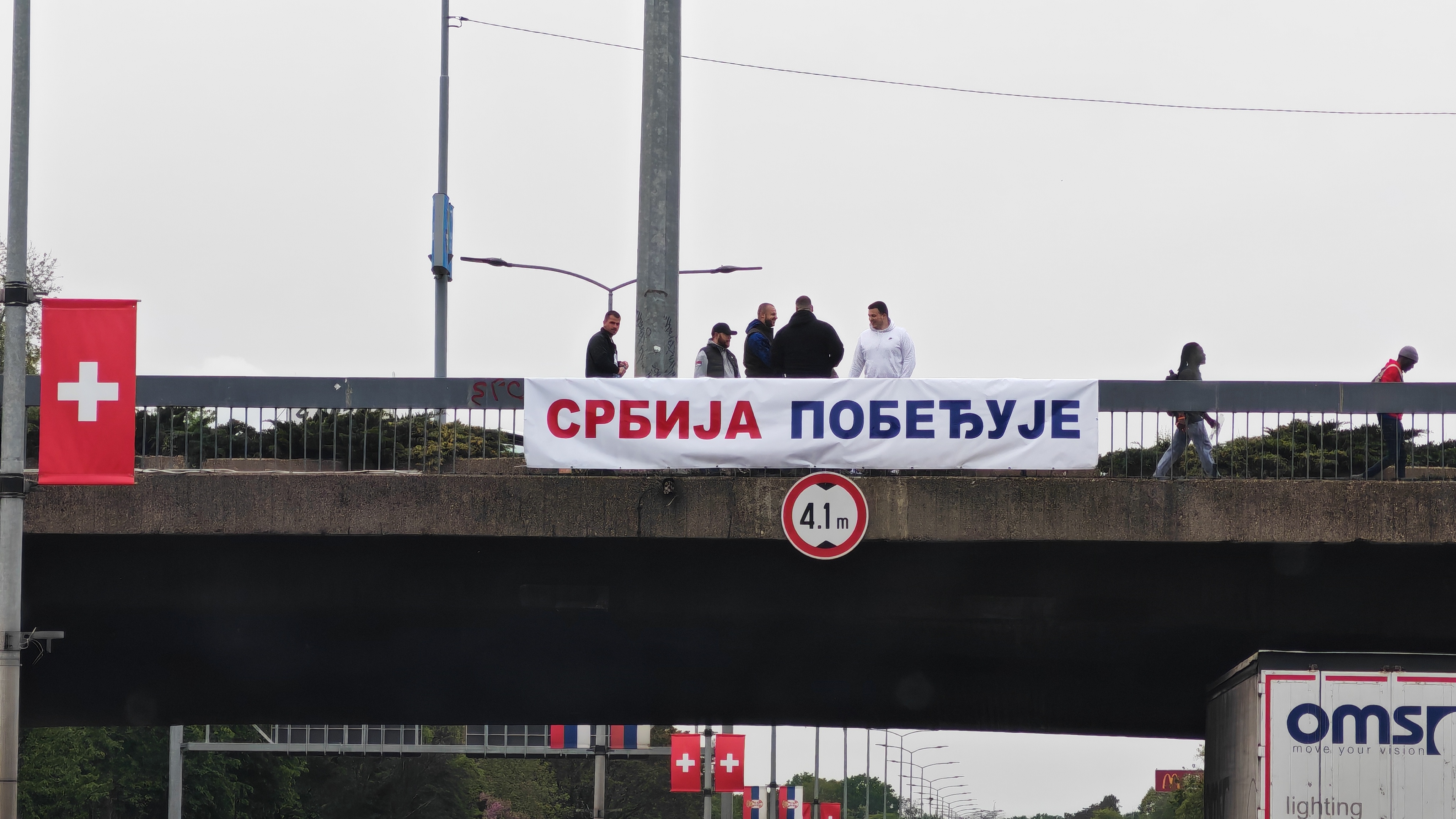 Beograd 29.04.2026. Transparent Srbija pobeđuje, sns transparent, ćaci, autoput Foto: Zoran Lončarević/Nova.rs