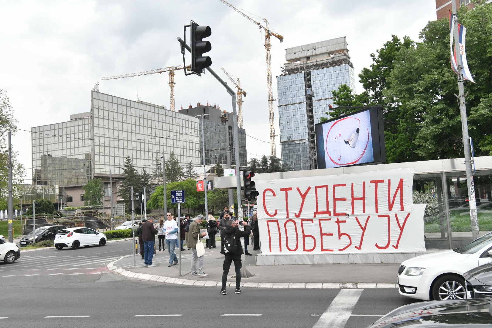 Beograd, 29.04.2026. Ušće, Studenti pobeđuju, nalepnice, studenti dele nalepnice foto Vladislav Mitić Nova rs