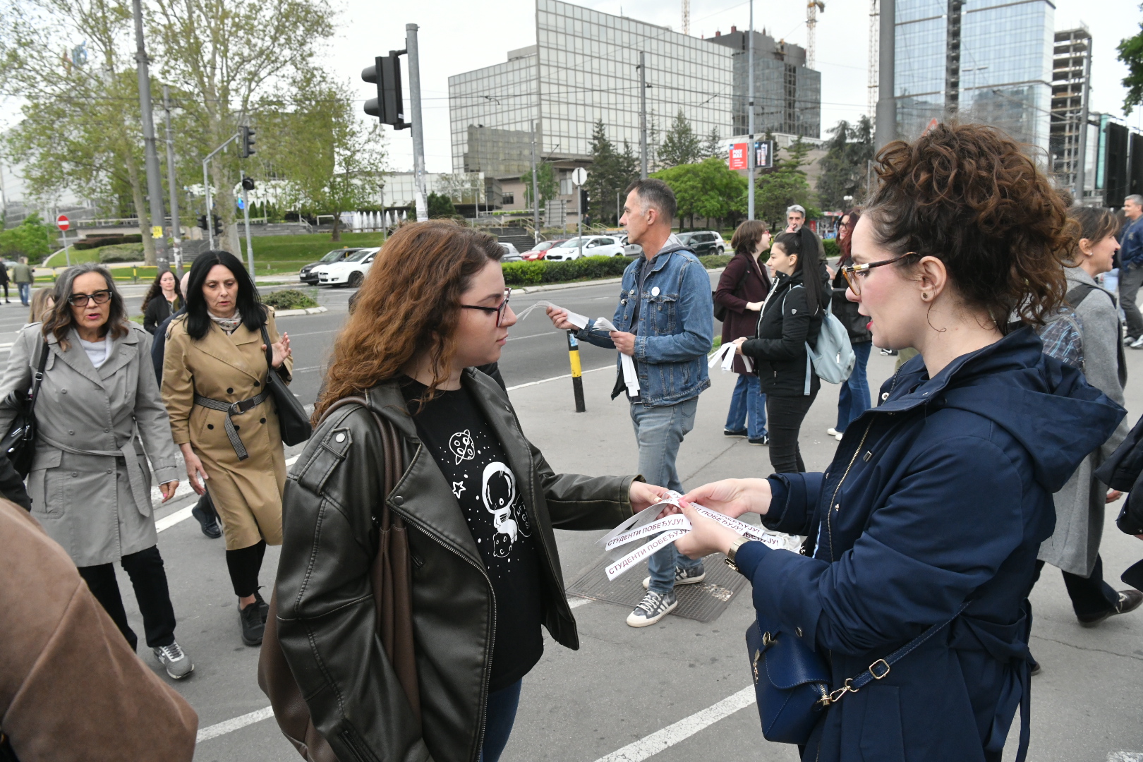 Beograd, 29.04.2026. Ušće, Studenti pobeđuju, nalepnice, studenti dele nalepnice foto Vladislav Mitić Nova rs