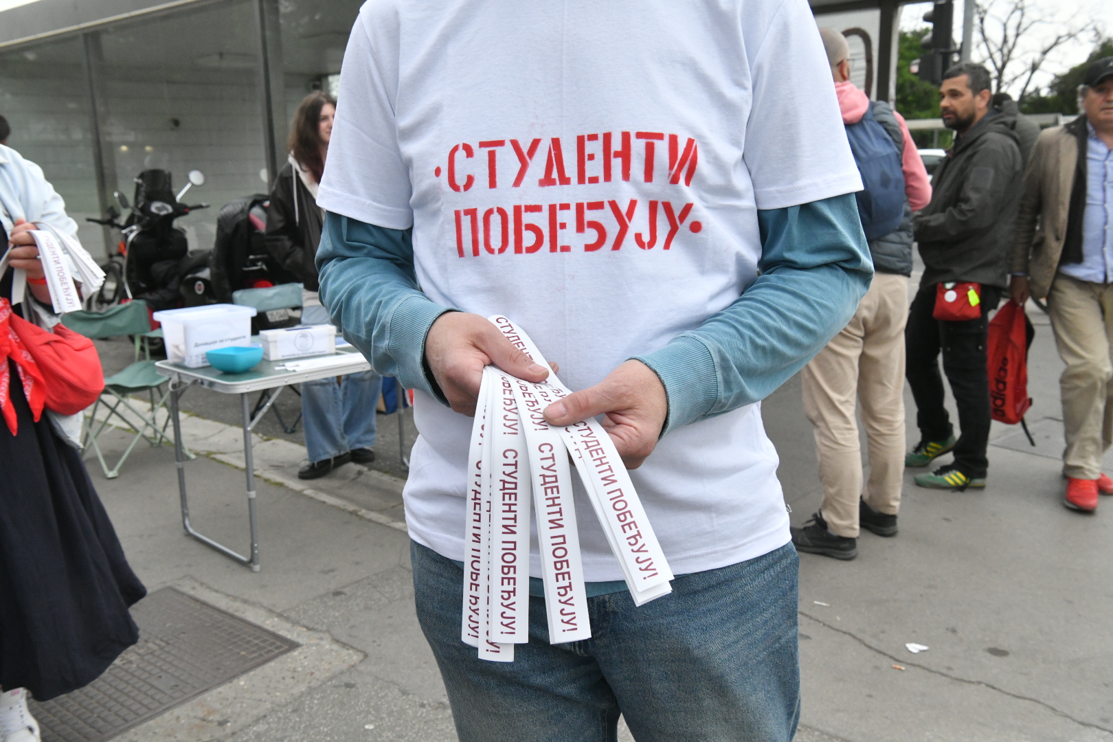 Beograd, 29.04.2026. Ušće, Studenti pobeđuju, nalepnice, studenti dele nalepnice foto Vladislav Mitić Nova rs