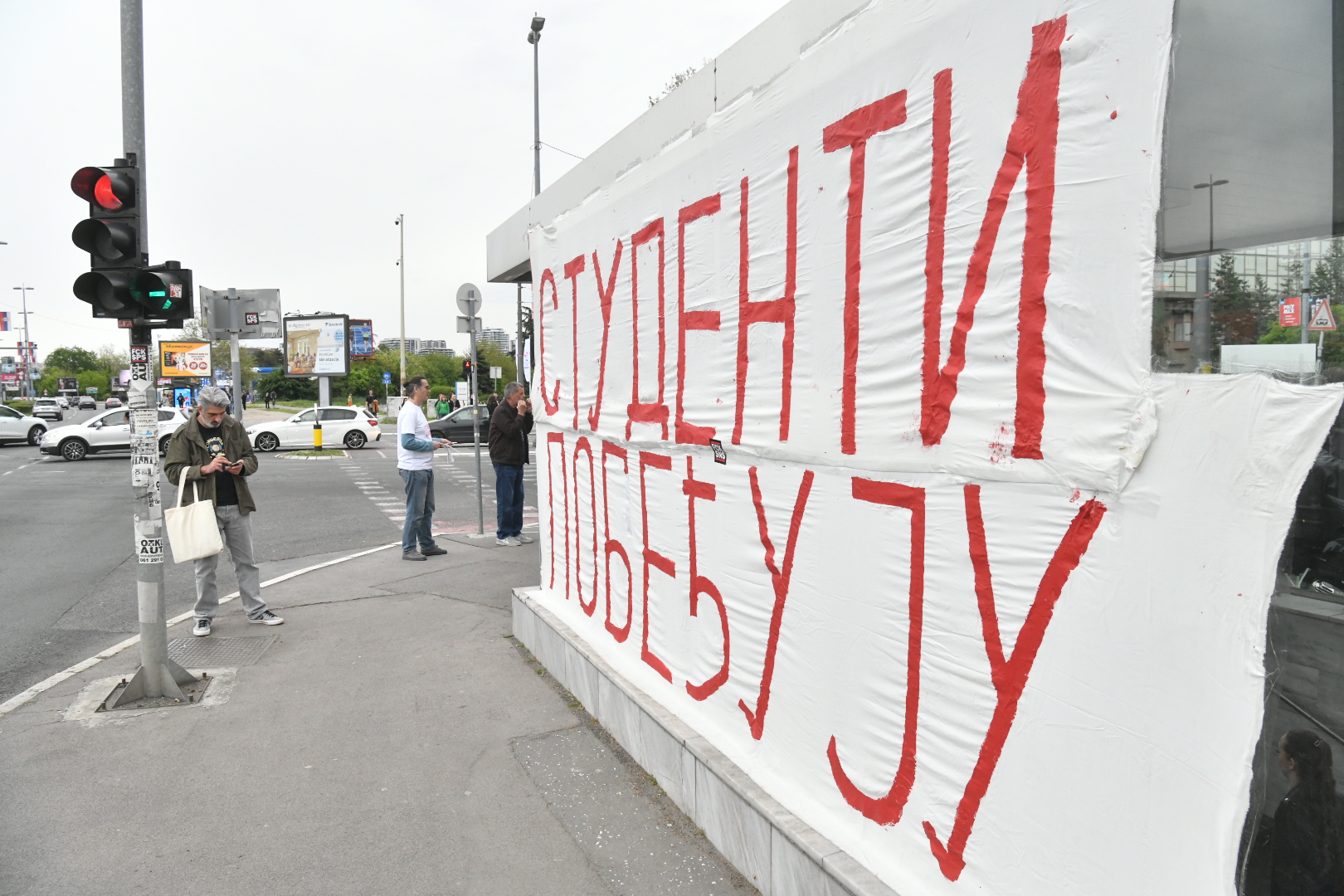 Beograd, 29.04.2026. Ušće, Studenti pobeđuju, nalepnice, studenti dele nalepnice foto Vladislav Mitić Nova rs
