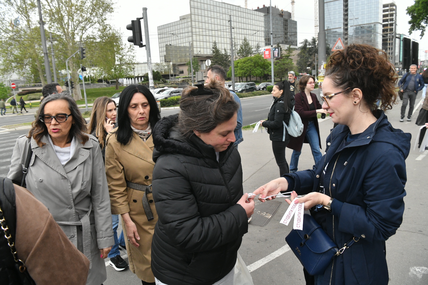 Beograd, 29.04.2026. Ušće, Studenti pobeđuju, nalepnice, studenti dele nalepnice foto Vladislav Mitić Nova rs