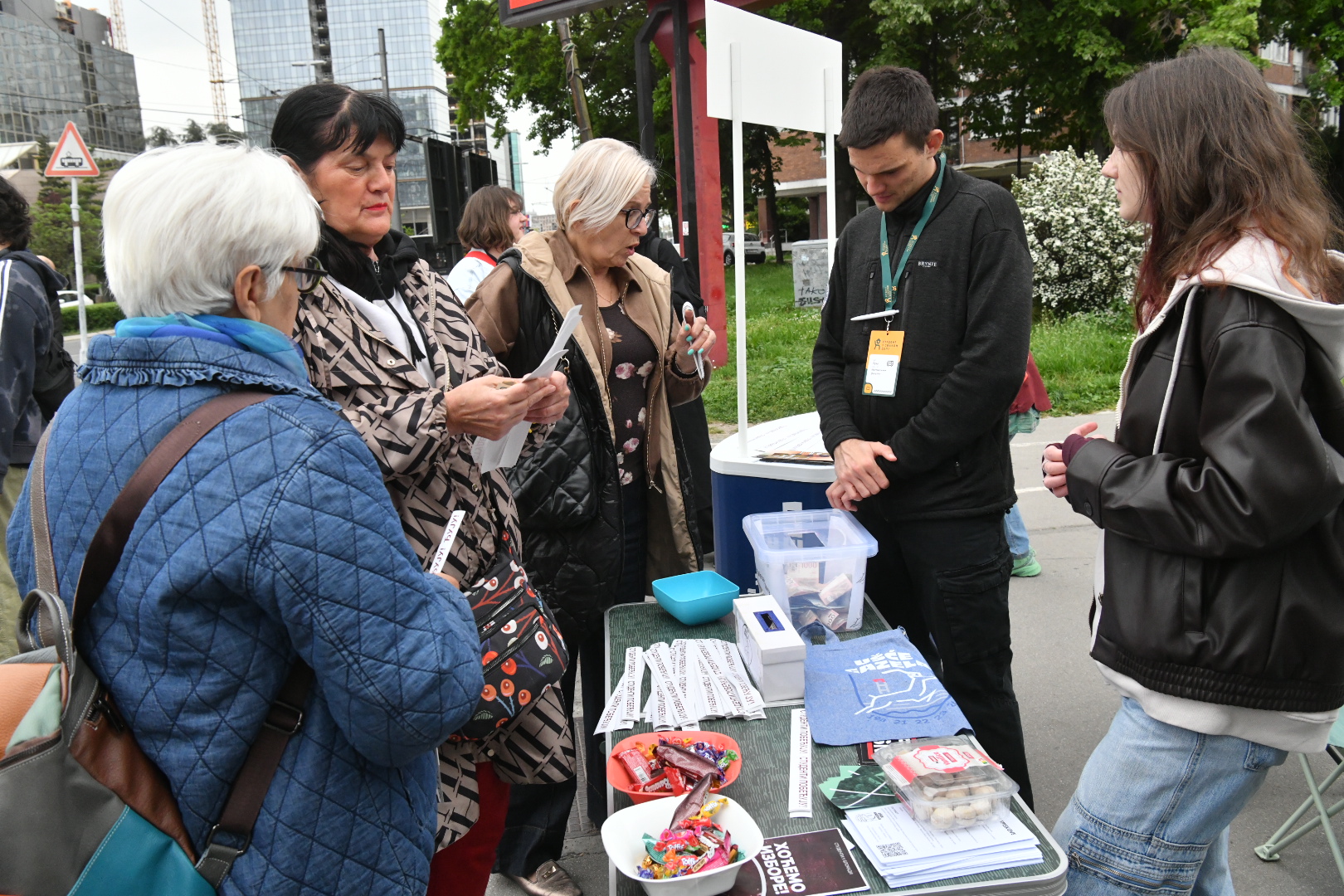 Beograd, 29.04.2026. Ušće, Studenti pobeđuju, nalepnice, studenti dele nalepnice foto Vladislav Mitić Nova rs