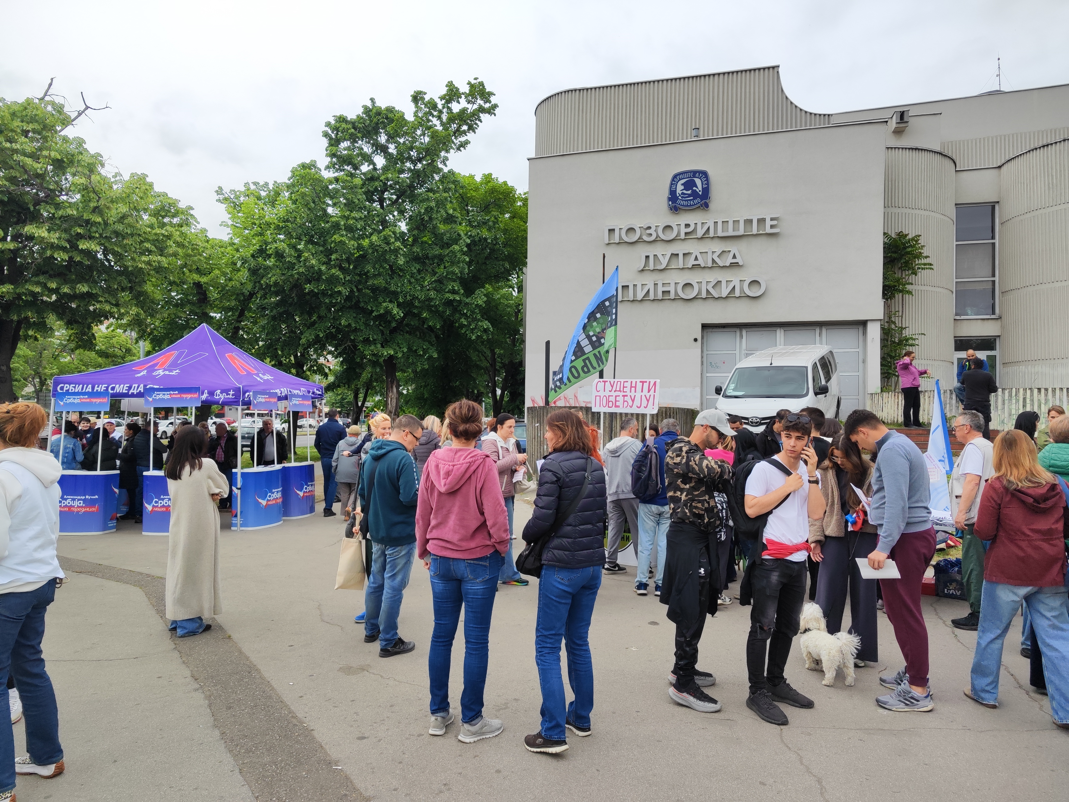 Studenti kod starog Merkatora dele nalepnice Studenti pobeđuju fot Goran Srdanov Nova rs (4).jpg